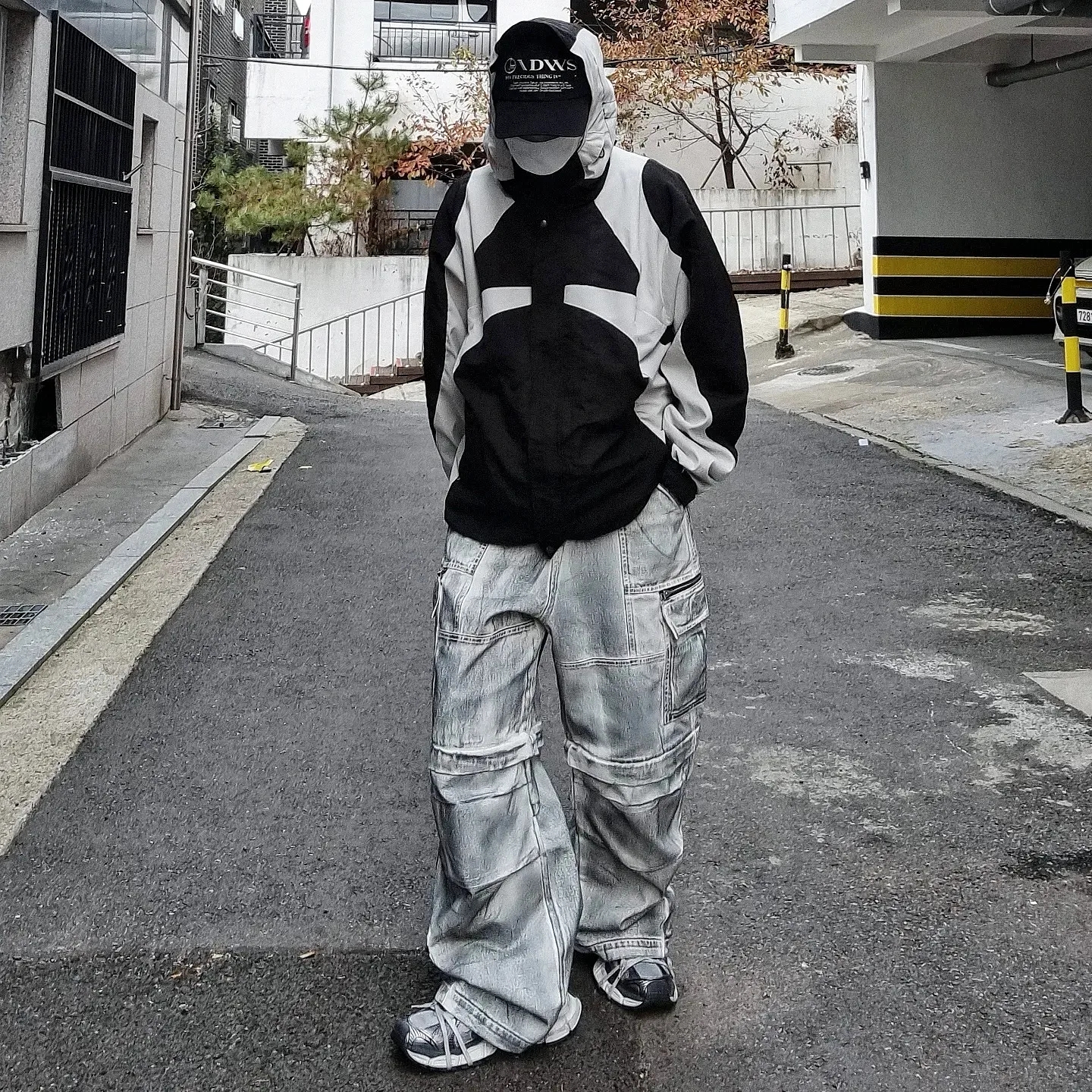 Balenciaga 3XL Sneakers Grey White Red 착용 스타일 - 1