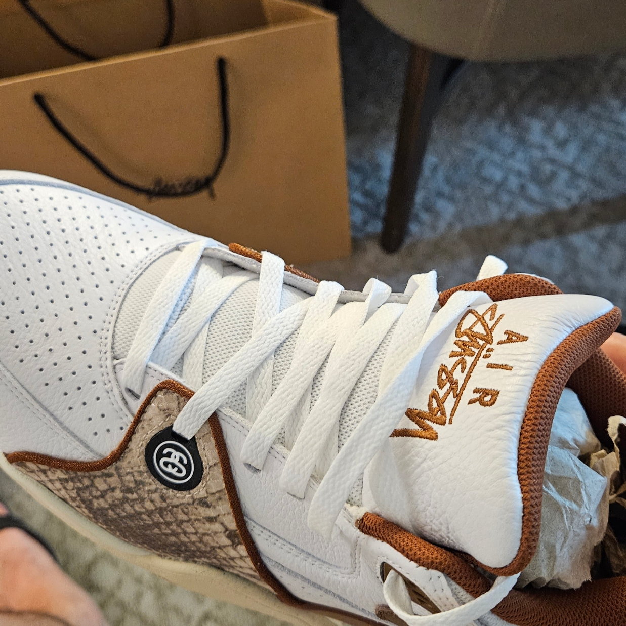 Nike x Stussy Air Flight 89 Low White and Pecan 착용 스타일 - 3