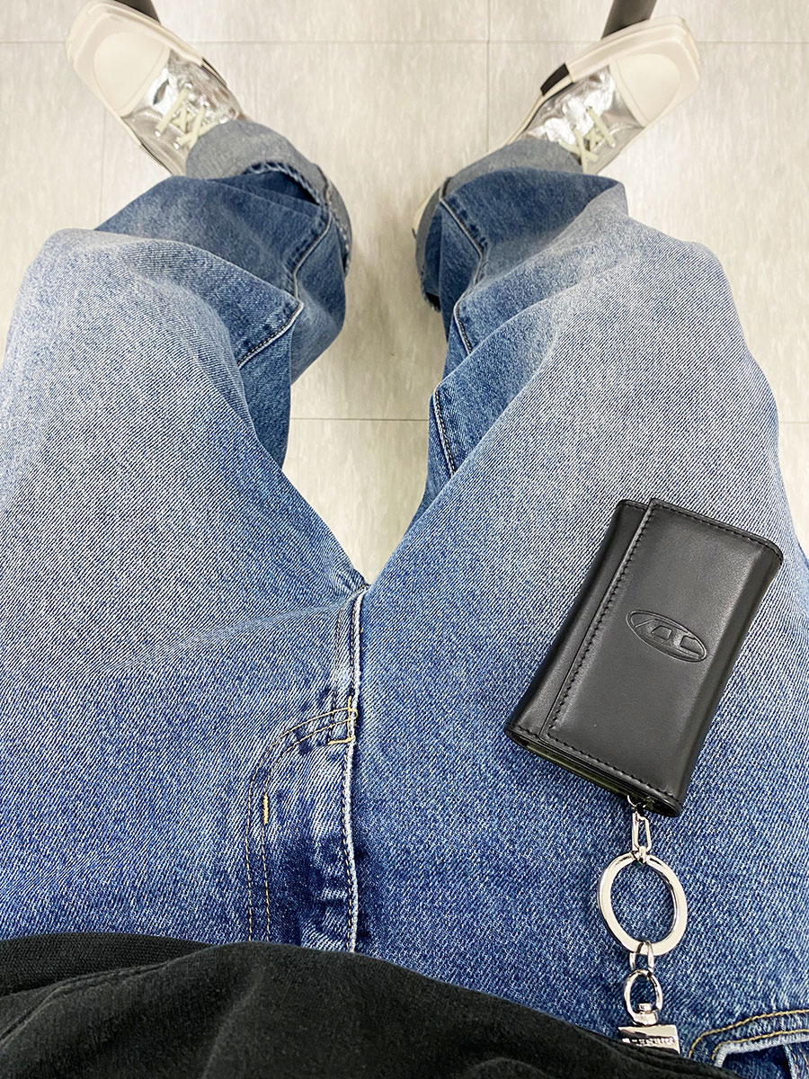 Diesel Leather Key Case Black, Converse x Drkshdw Turbodrk Chuck 70 Ox Silver Lacquered Denim 착용 스타일 - 1