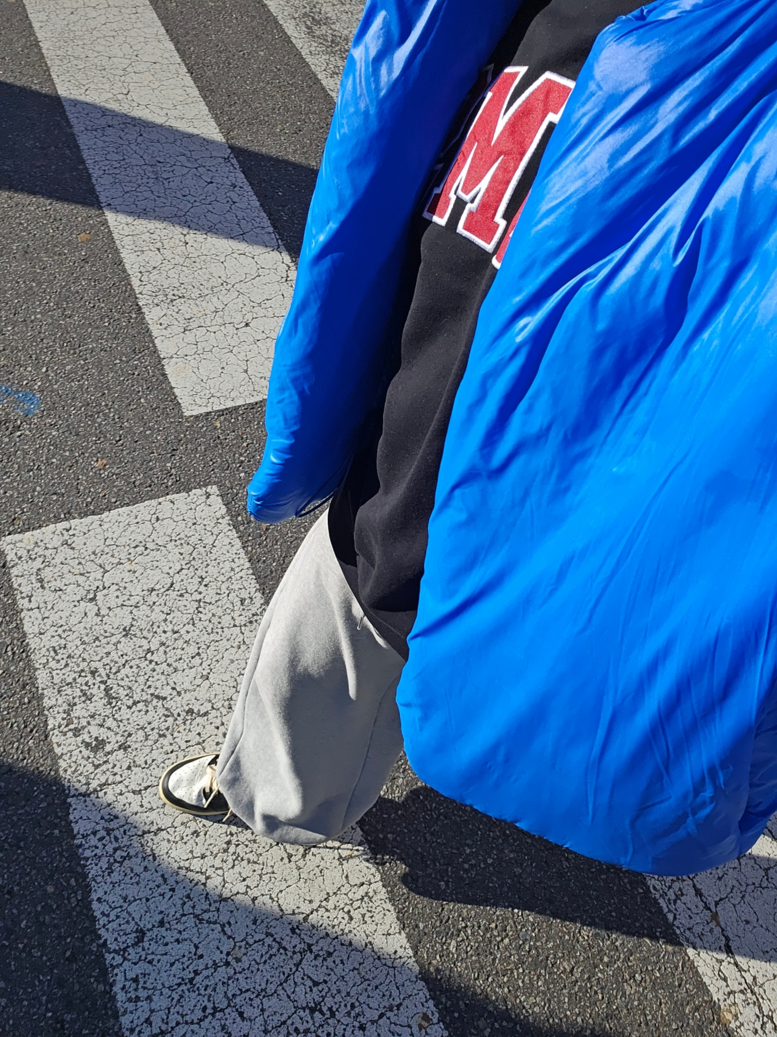 Yeezy Gap Round Jacket Blue 착용 스타일