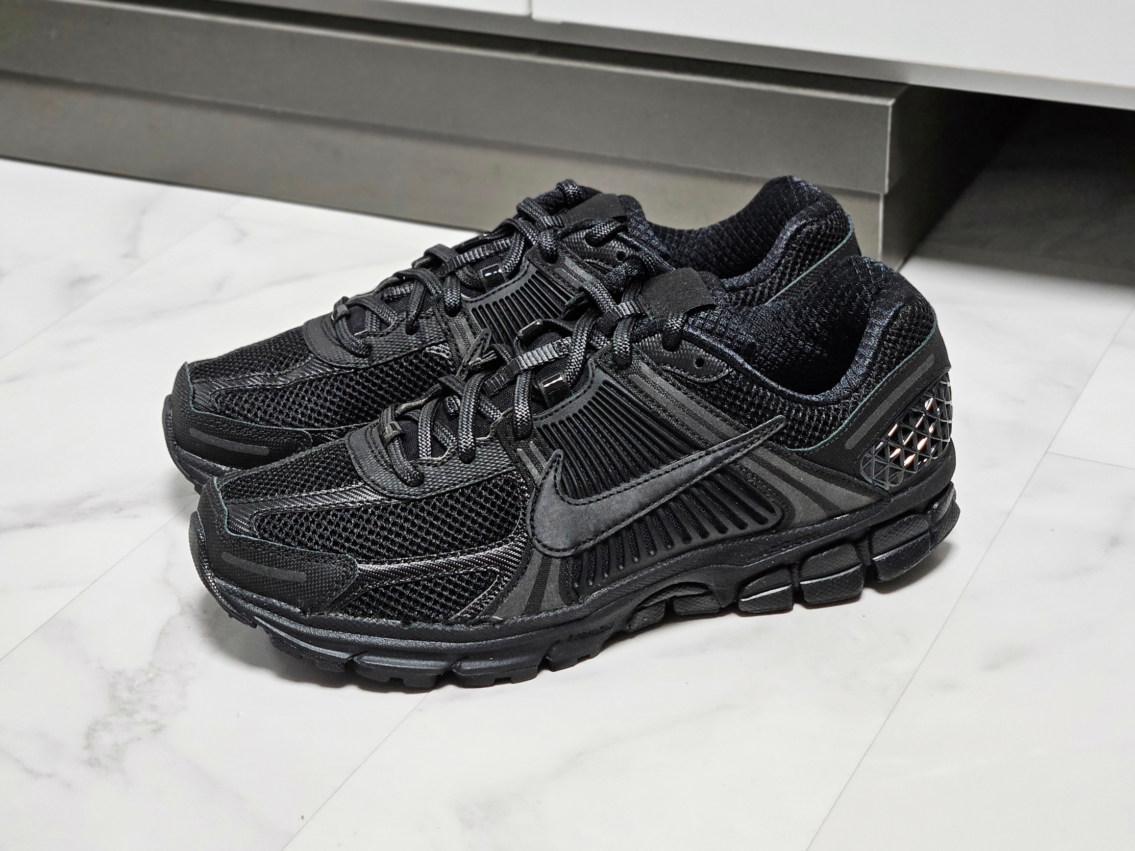 Nike Zoom Vomero 5 SP Black, Nike Zoom Vomero 5 SP Anthracite 2023 착용 스타일 - 4