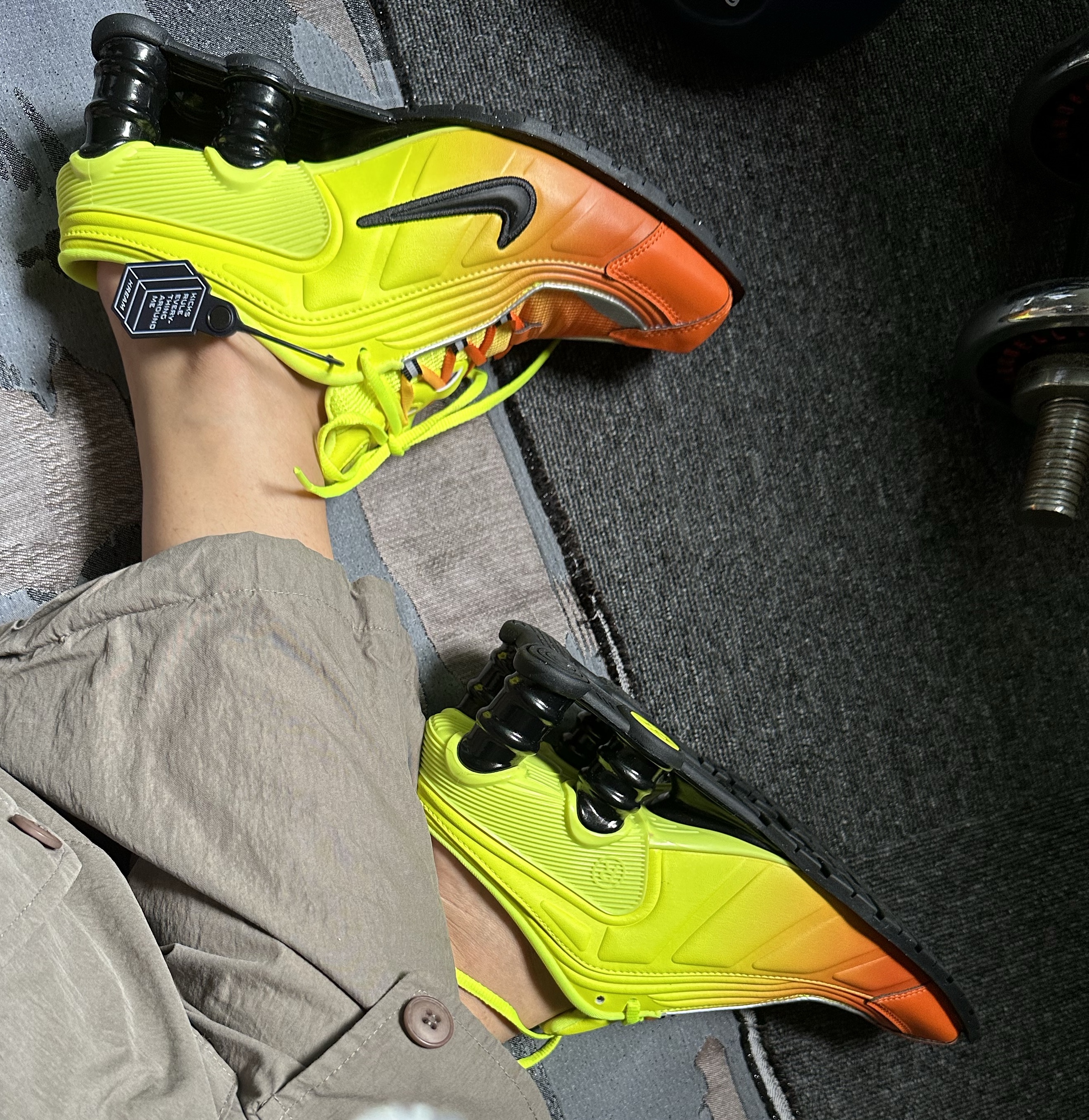 Nike x Martine Rose Shox MR4 Safety Orange 착용 스타일 - 3