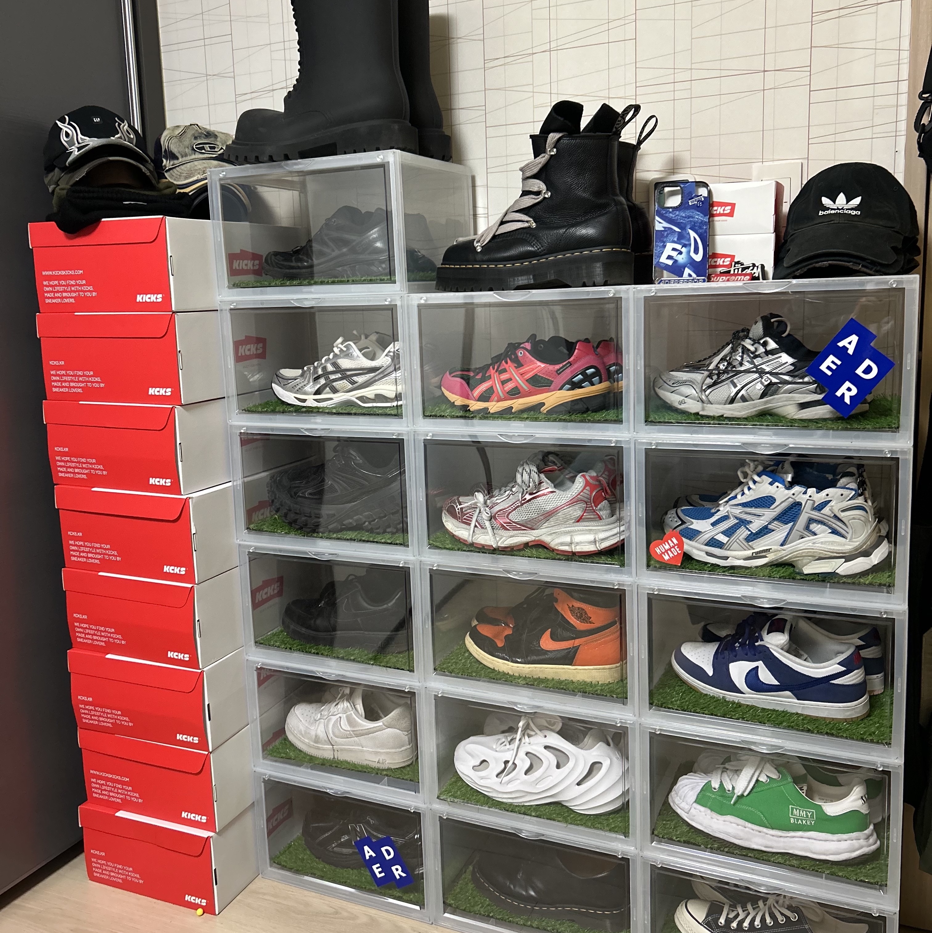 Asics Gel-Kayano 14 Cream Black, Asics x Andersson Bell Gel-Sonoma 15-50 Bright Rose Evergreen 착용 스타일