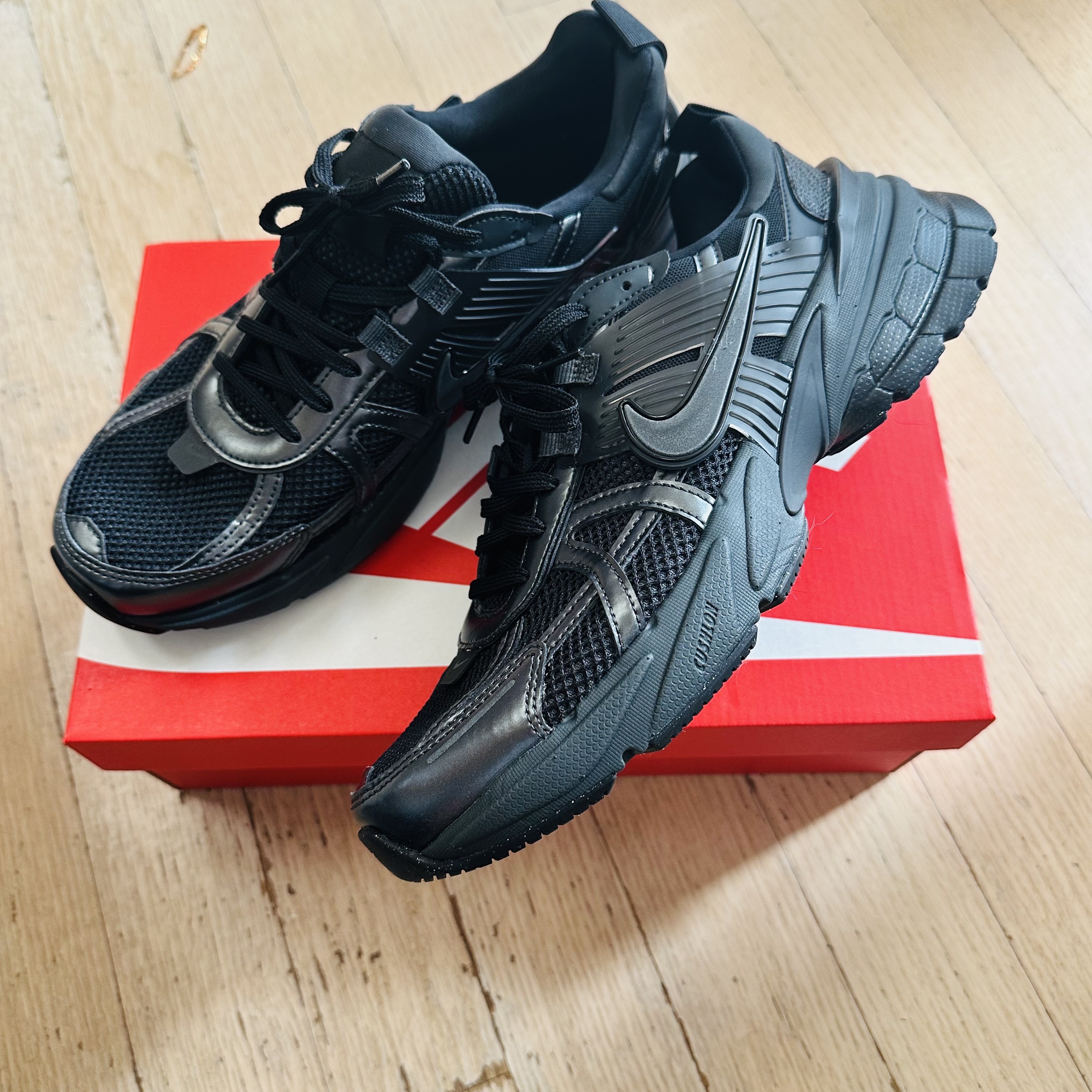 Nike V2K Run Black Anthracite 착용 스타일 - 2