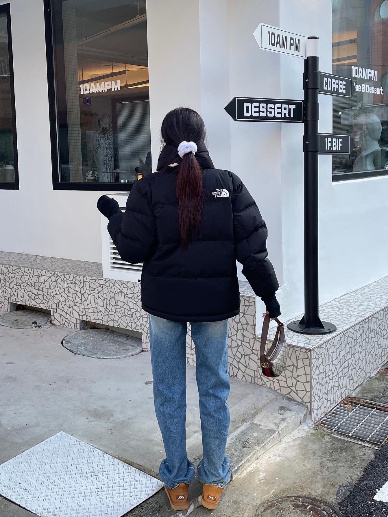 (W) UGG Classic Ultra Mini Boots Chestnut, The North Face White Label T-Ball Muffler Black 착용 스타일 - 4