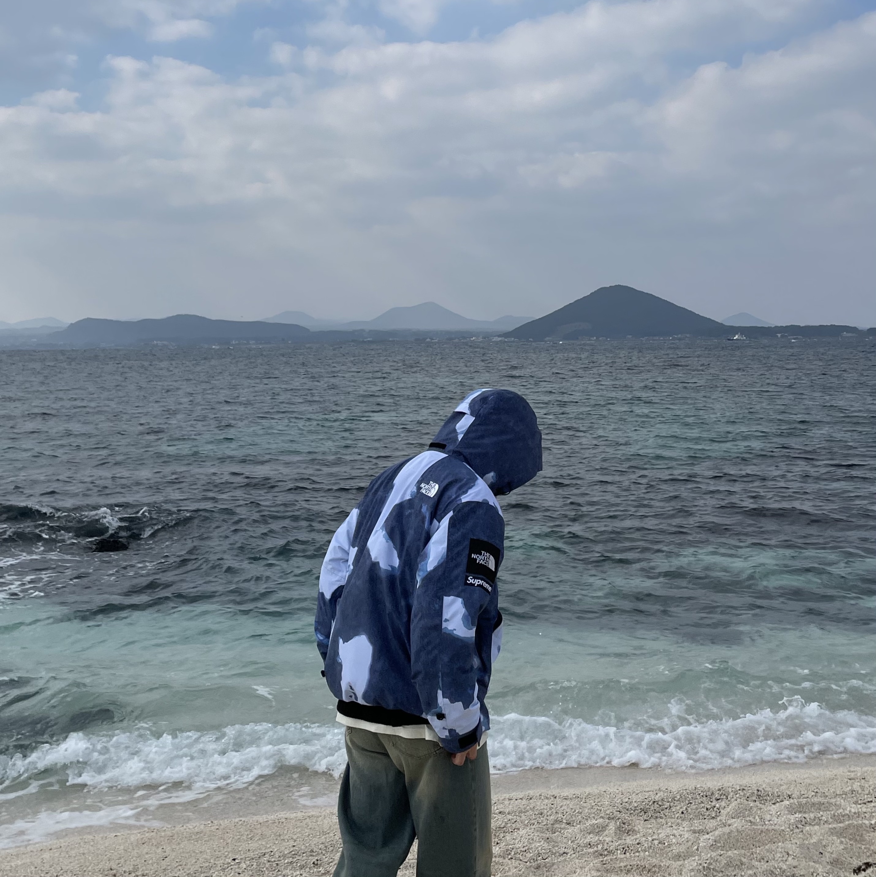 Supreme x The North Face Bleached Denim Print Mountain Jacket Indigo - 21FW, Maison Mihara Yasuhiro Peterson OG Sole Canvas Low-top Sneakers Natural 착용 스타일 - 2