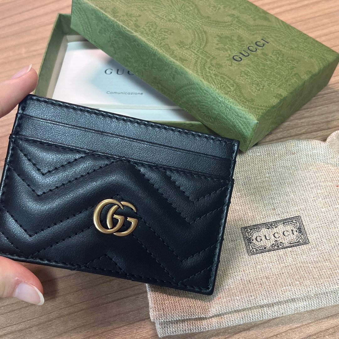 Gucci GG Marmont Card Case Black 착용 스타일