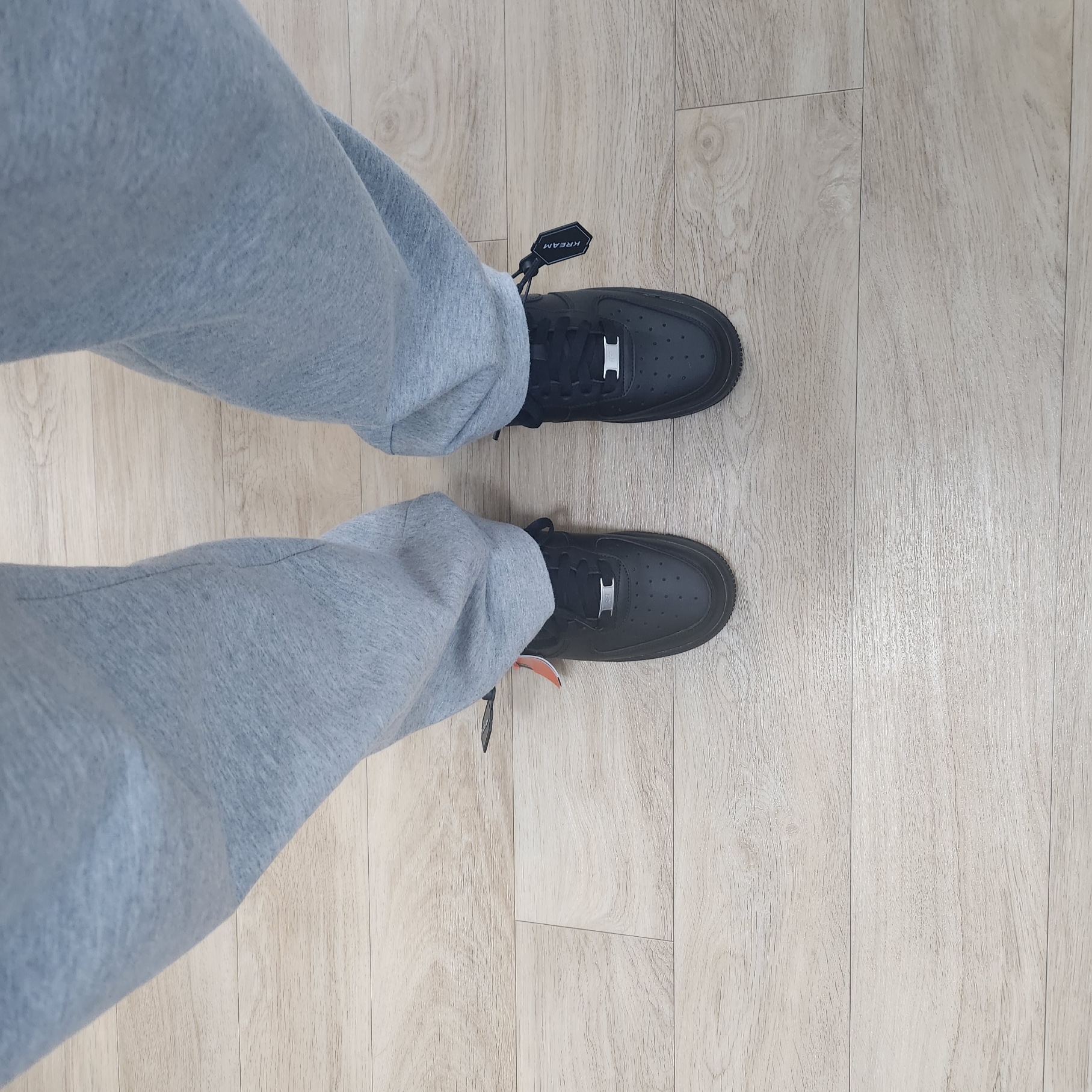 (W) Nike Air Force 1 '07 Low Triple Black 착용 스타일 - 3