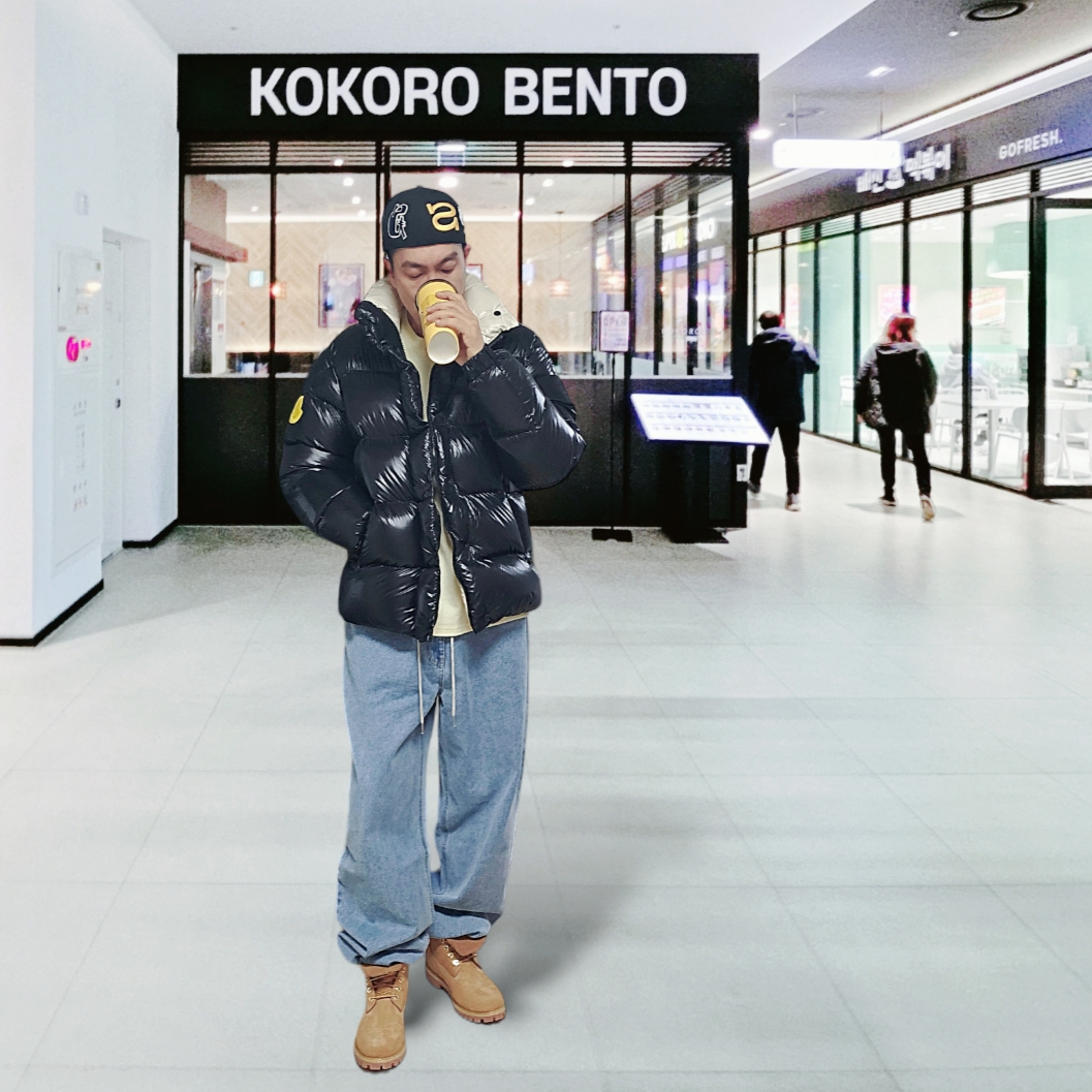 Moncler Dervox Short Down Jacket Black - 23FW, Stussy SS New Era Cap Black 착용 스타일