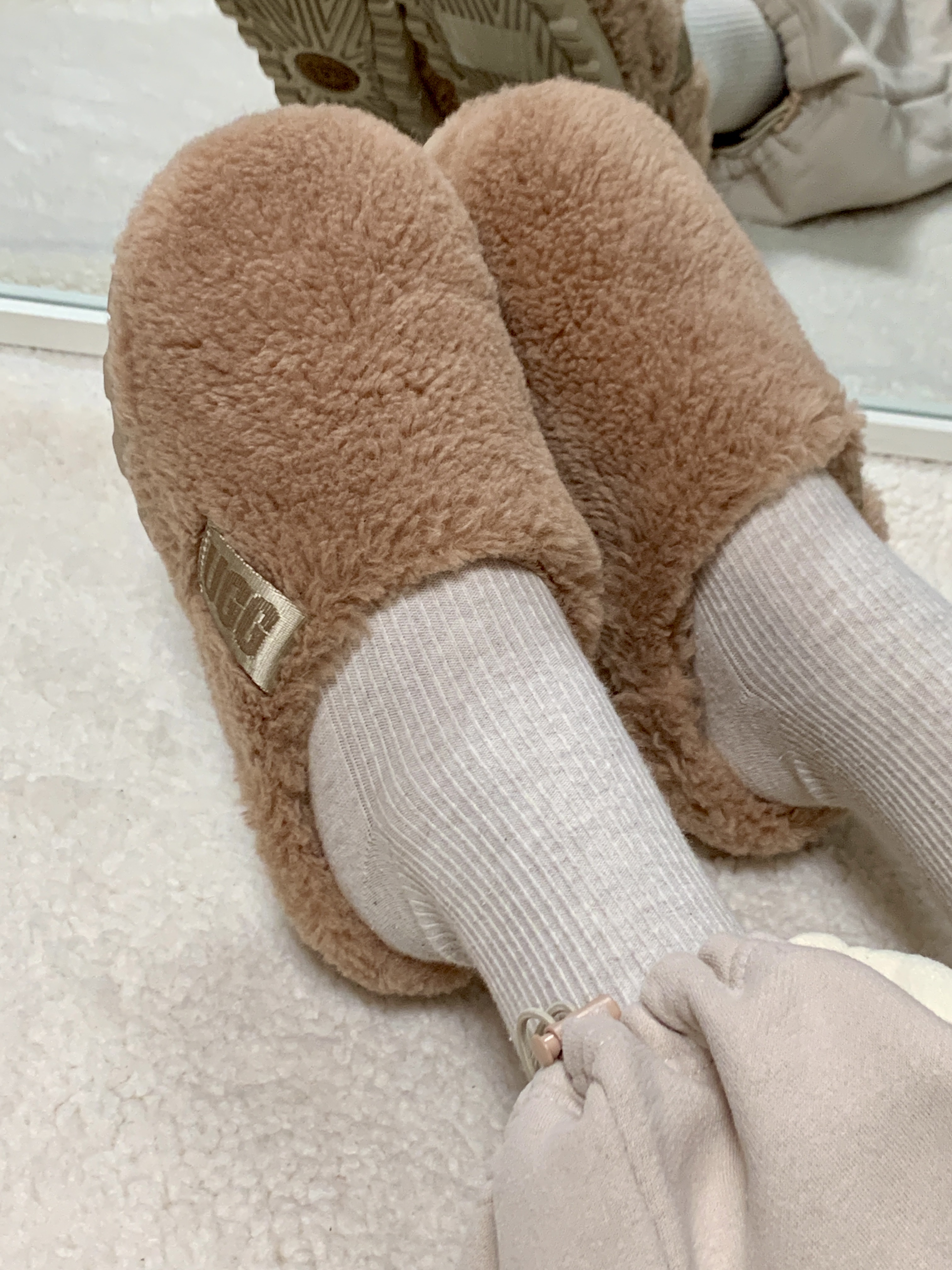 UGG Fluff Off Slide Chestnut 착용 스타일 - 6