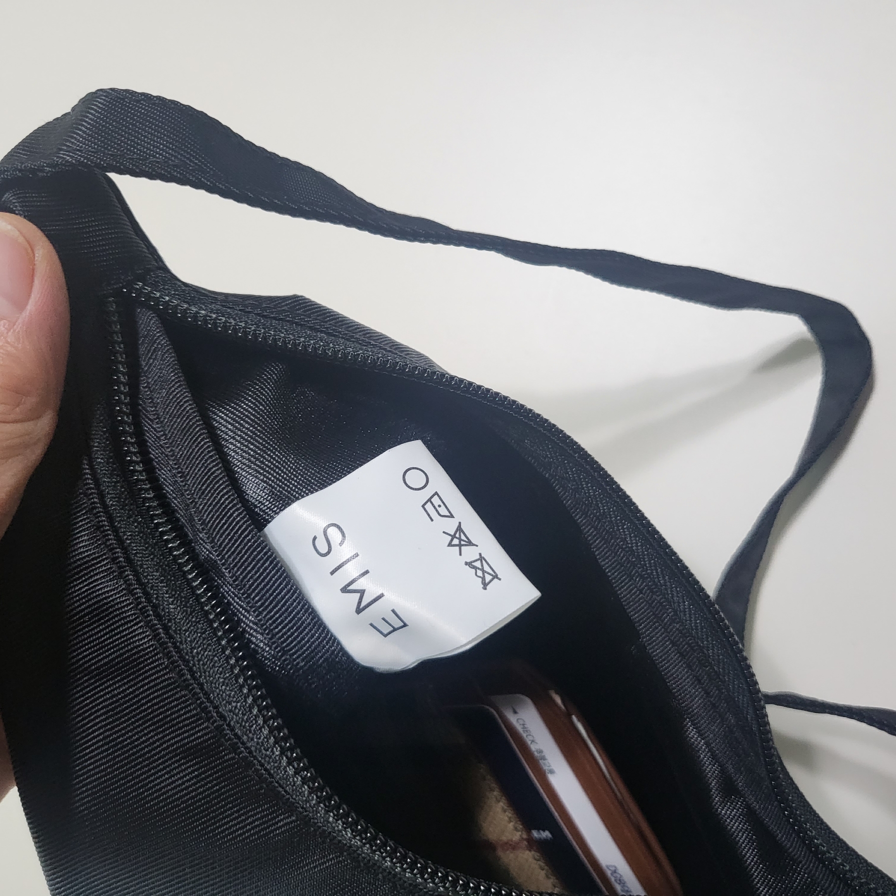 Emis Emis Hobo Bag Black 착용 스타일 - 2