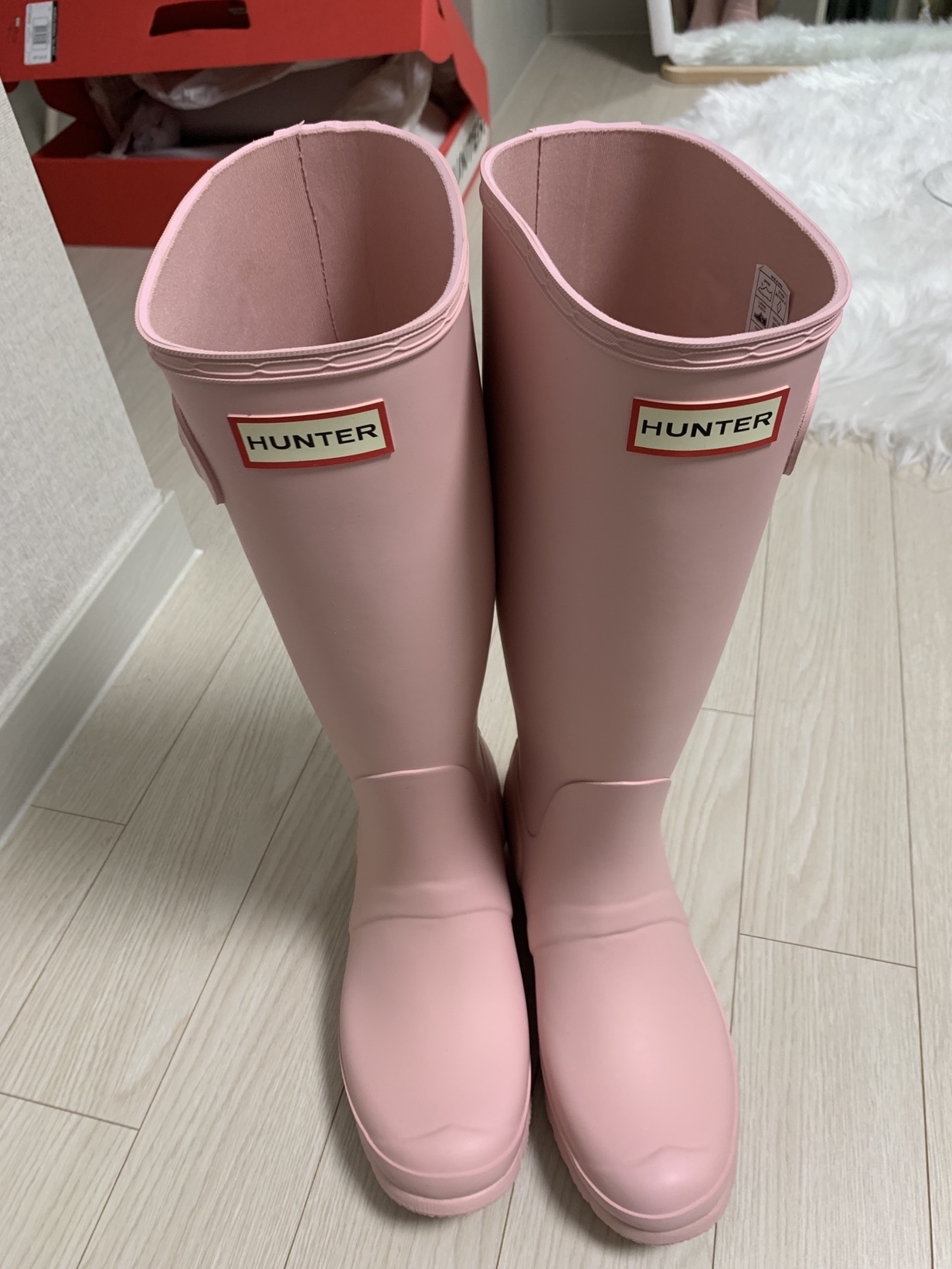 (W) Hunter Original Tall Wellington Boots Faded Rose, Celine Teen Classic Panier in Palm Leaves Calfskin Tan 착용 스타일 - 7
