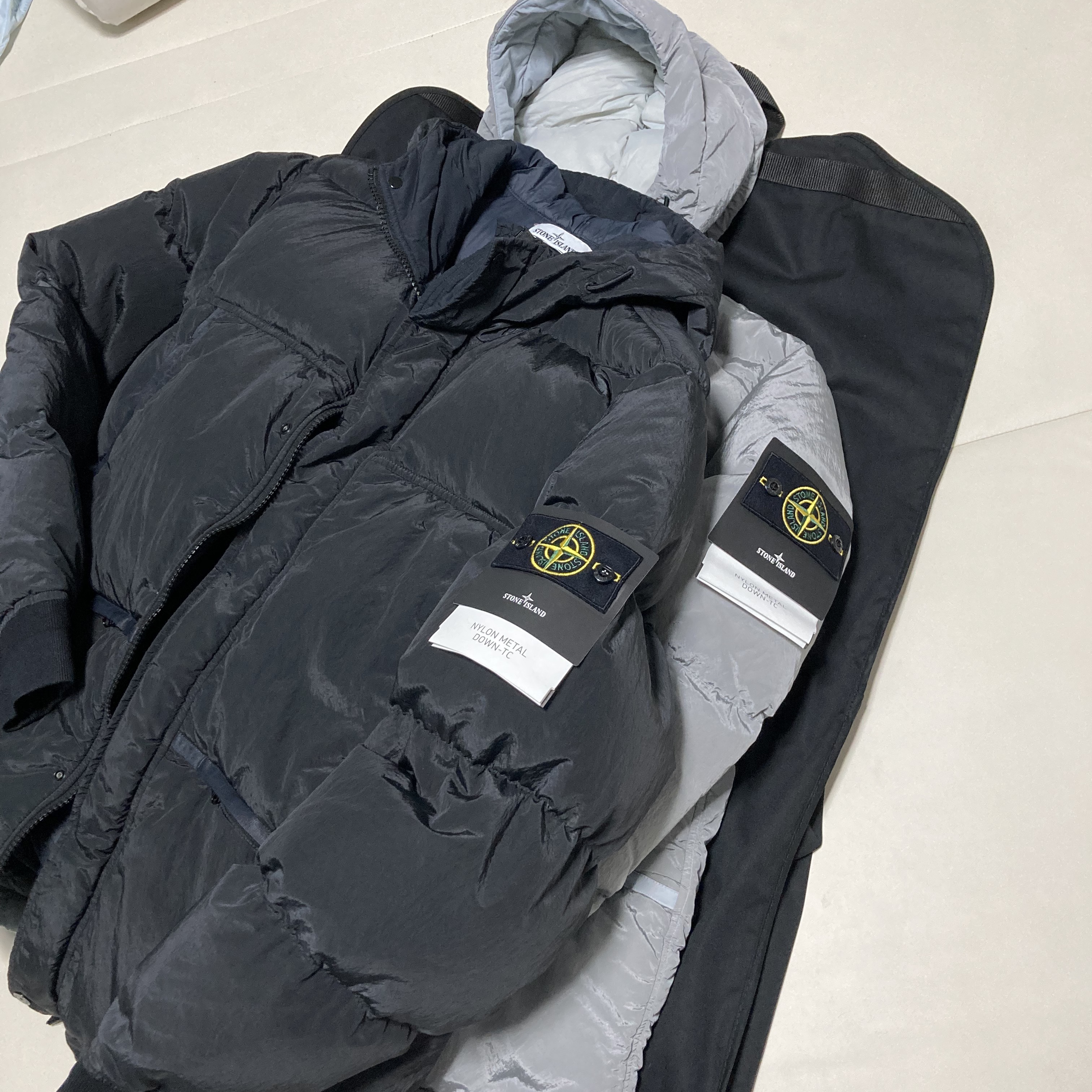 Stone Island 44508 Nylon Metal Down-TC Jacket Light Grey - 21FW, Stone Island 44508 Nylon Metal Down-TC Jacket Dark Grey - 21FW 착용 스타일 - 2