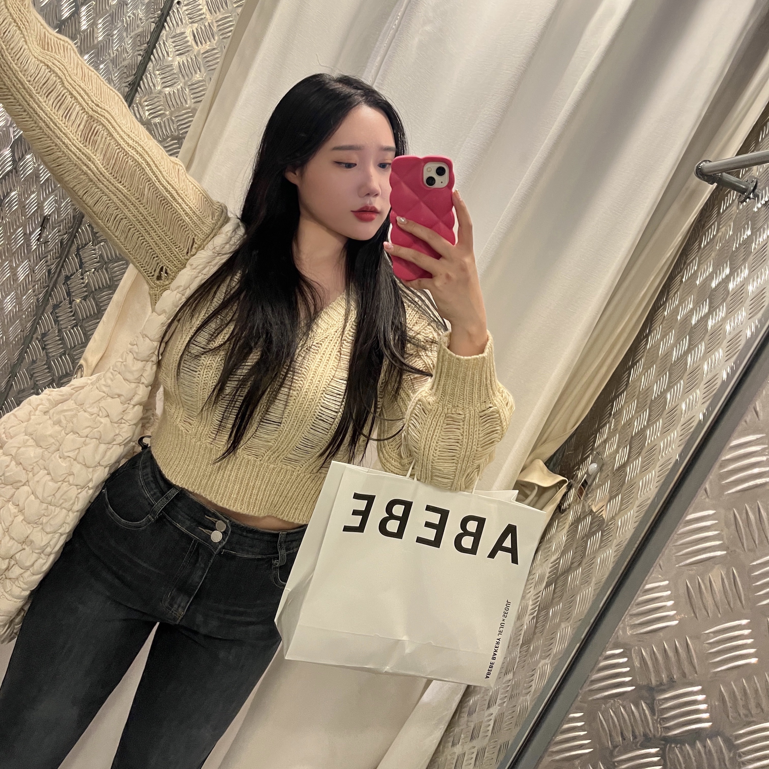 COS Quilted Oversized Shoulder Bag Off White Light Beige 착용 스타일 - 1