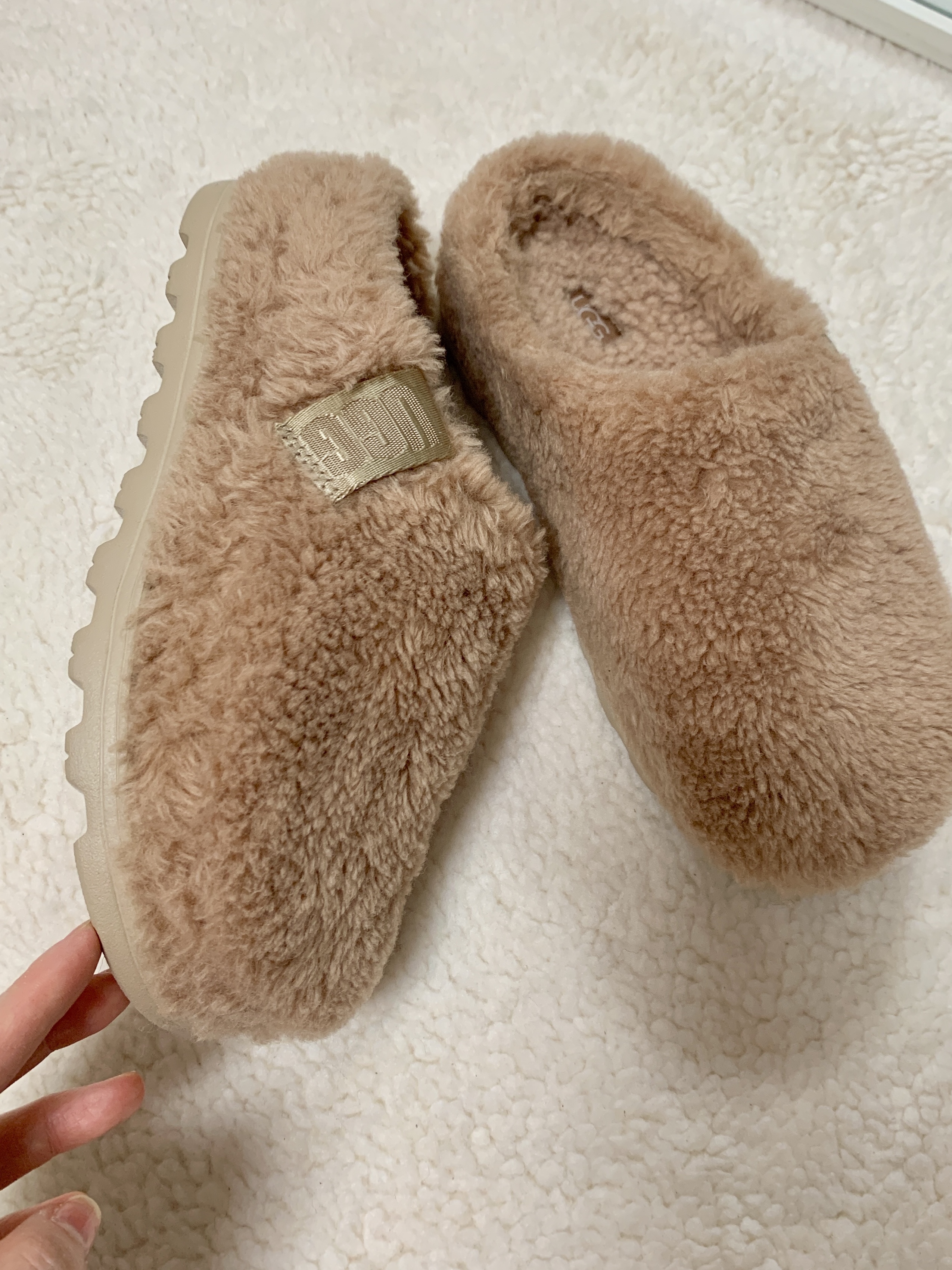 UGG Fluff Off Slide Chestnut 착용 스타일 - 3