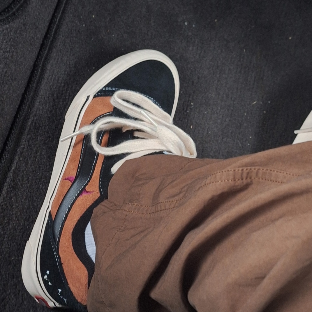 Vans x Disney 100th Anniversary Knu Skool Black 착용 스타일