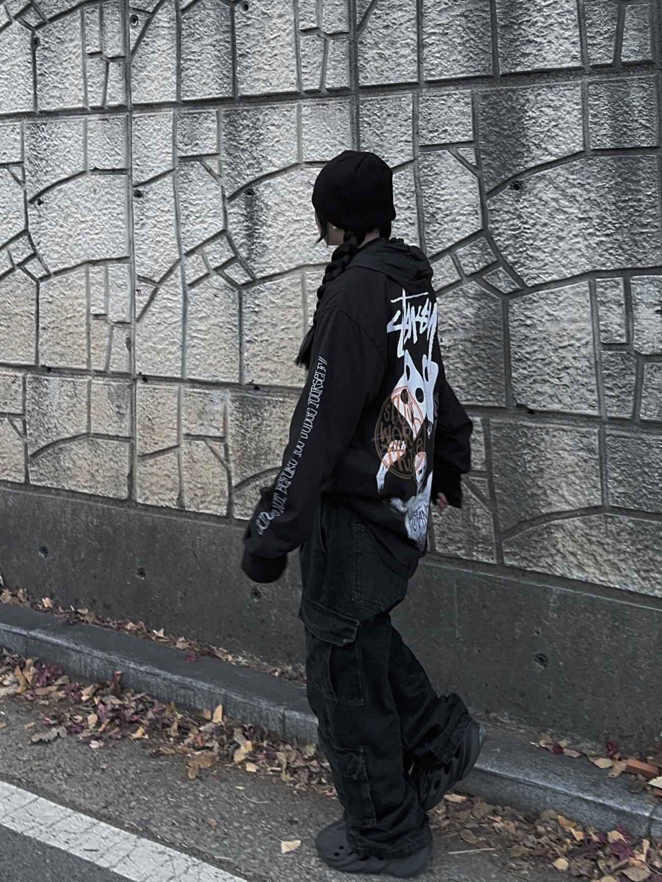 Stussy Strike Pigment Dyed LS T-Shirt Black, Adidas Yeezy Foam RNNR Onyx 착용 스타일 - 1