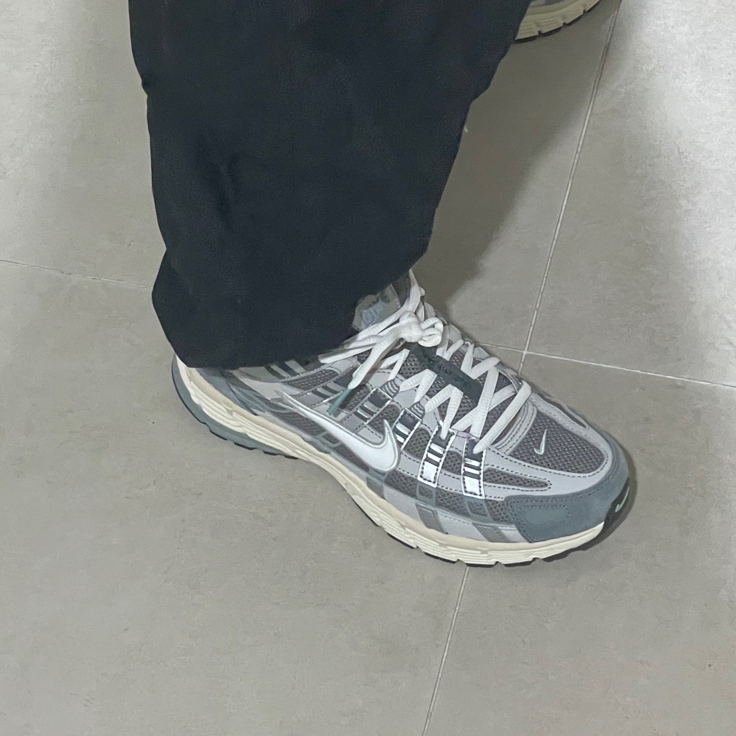 Nike P-6000 Flat Pewter Light Iron Ore 착용 스타일