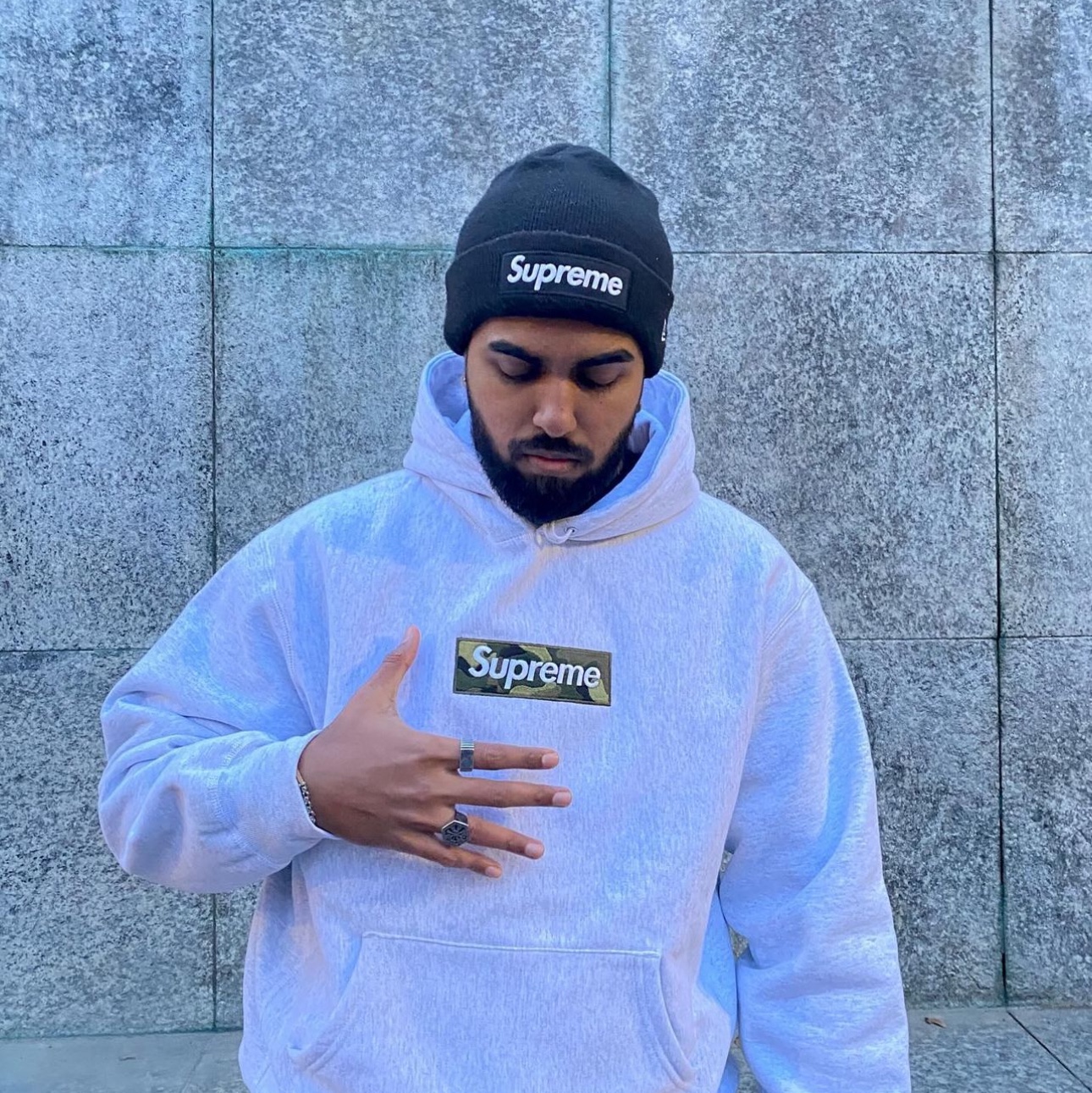 Supreme Box Logo Hooded Sweatshirt Ash Grey - 23FW, Supreme x Nike NBA Wristband Black (Pack of 2) 착용 스타일 - 2
