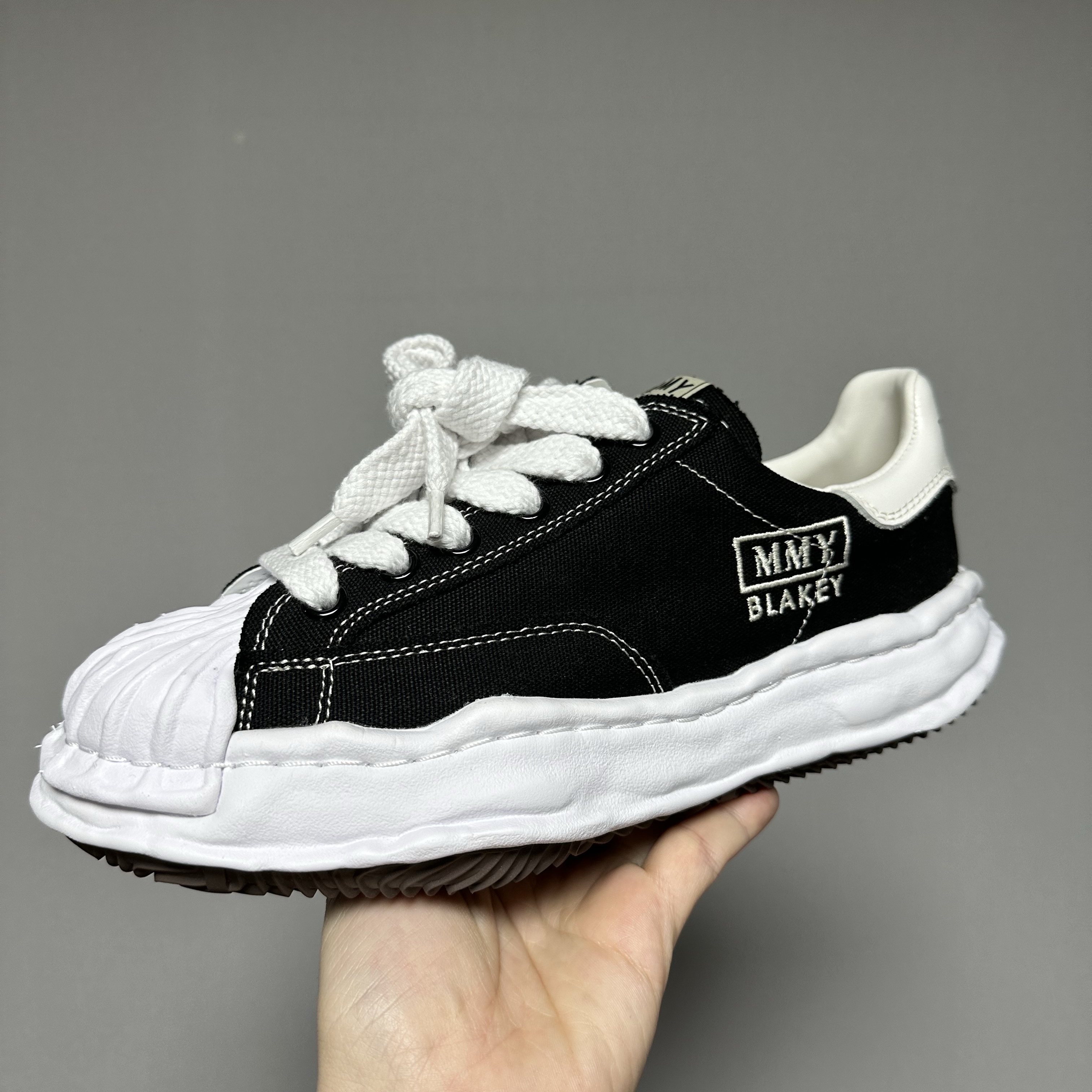 Maison Mihara Yasuhiro Blakey OG Sole Canvas Low-top Sneakers Black White 착용 스타일 - 1