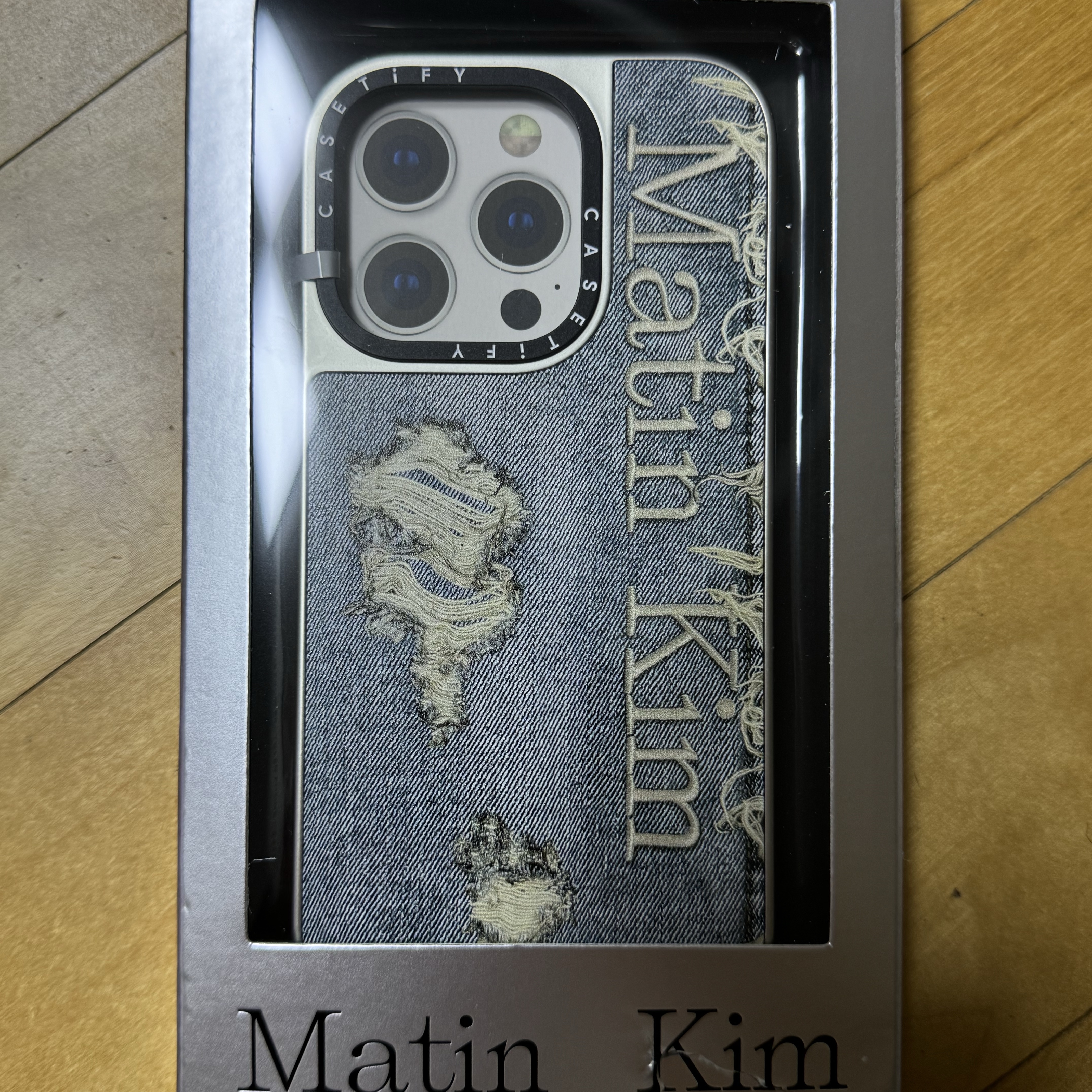 Casetify x Matin Kim iPhone Destroyed Denim Magsafe Mirror Case Silver 착용 스타일 - 1