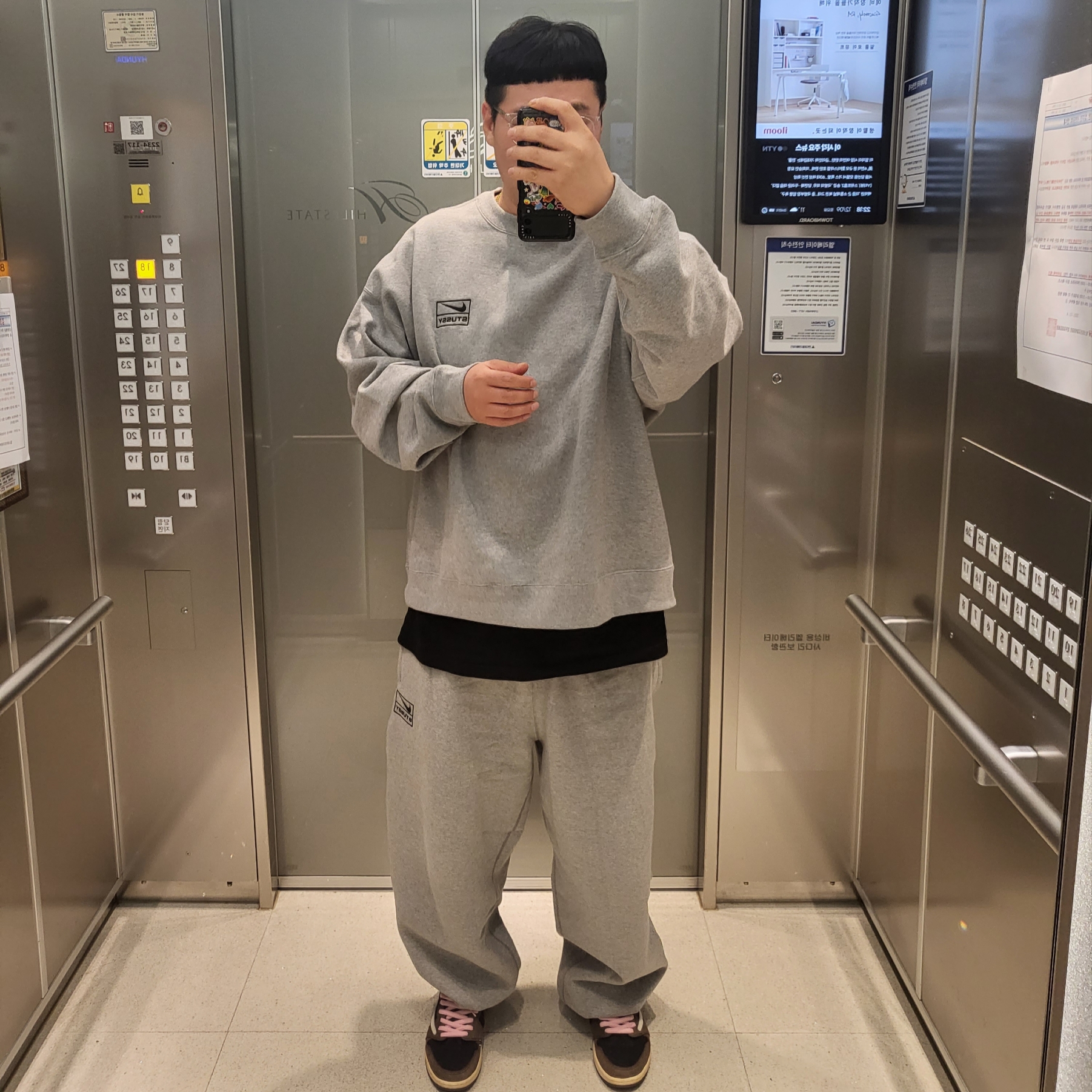 Nike x Stussy NRG Fleece Crewneck Dark Grey Heather (DO9337-063), Nike x Stussy NRG Fleece Pants Dark Grey Heather (DO9340-063) 착용 스타일