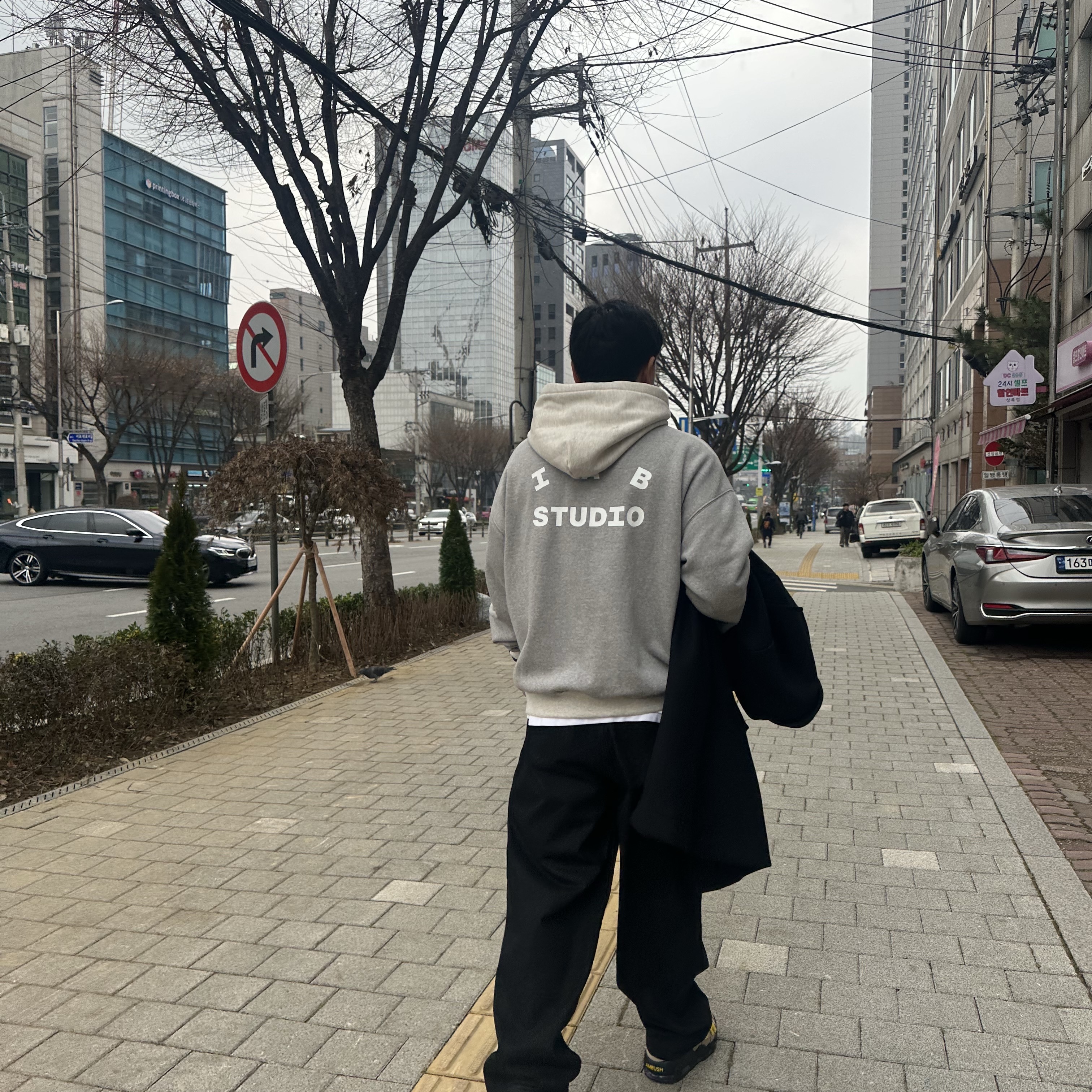 IAB Studio Hoodie Dual Gray, Nike x Ambush Air More Uptempo Low Vivid Sulfur and Limestone 착용 스타일 - 2