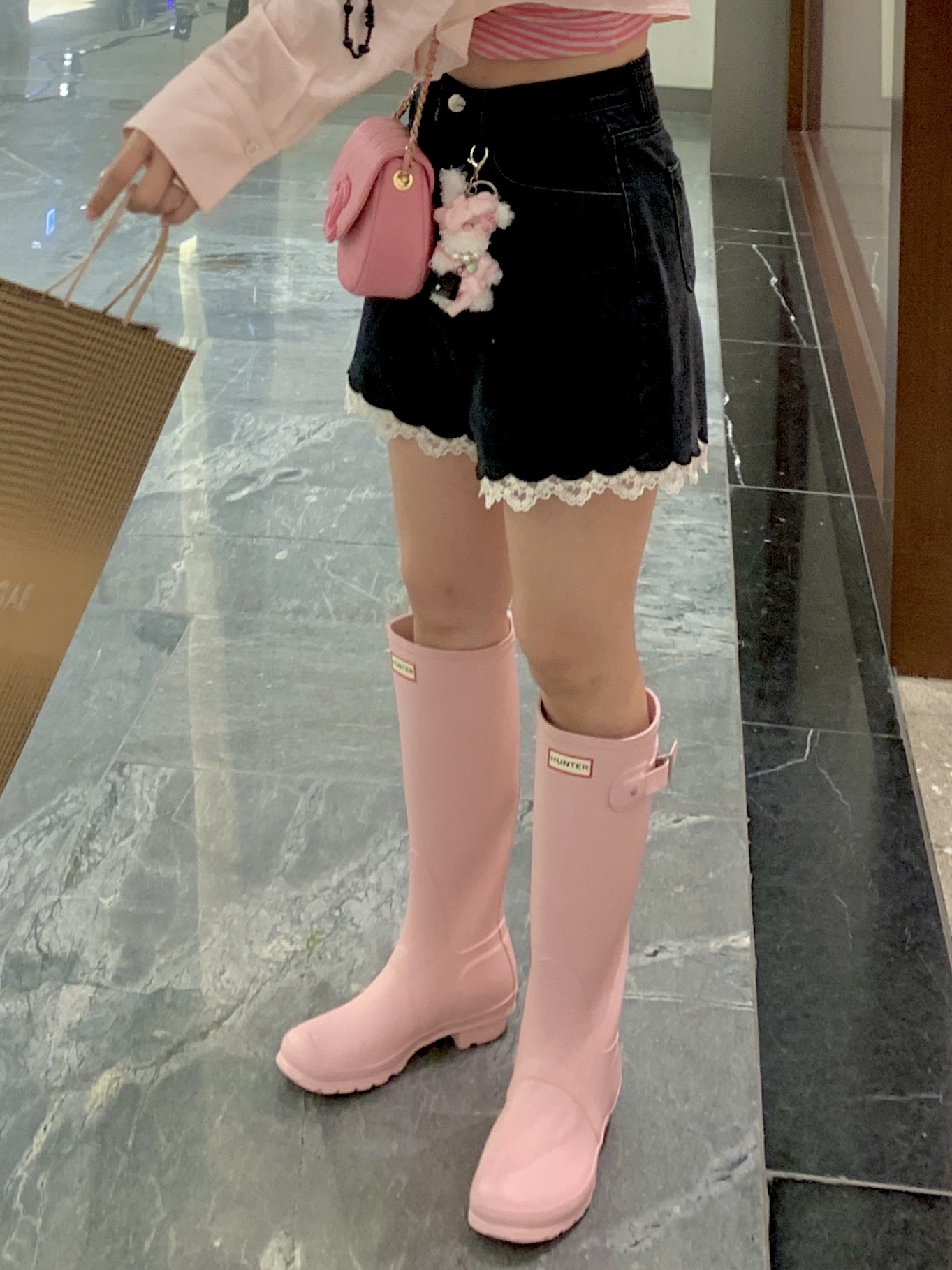 (W) Hunter Original Tall Wellington Boots Faded Rose, Celine Teen Classic Panier in Palm Leaves Calfskin Tan 착용 스타일 - 4