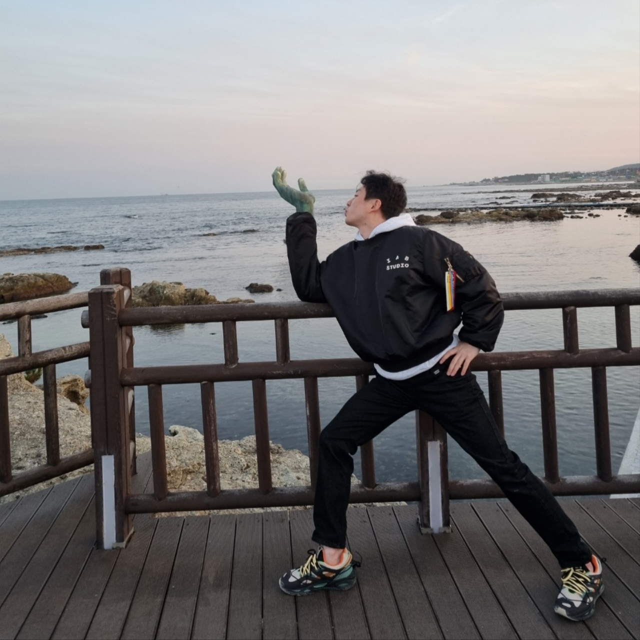 Puma x Market TRC Blaze Flint Gray Phantom Black, IAB Studio x Alpha Industries MA-1 Crewneck Black 착용 스타일 - 3