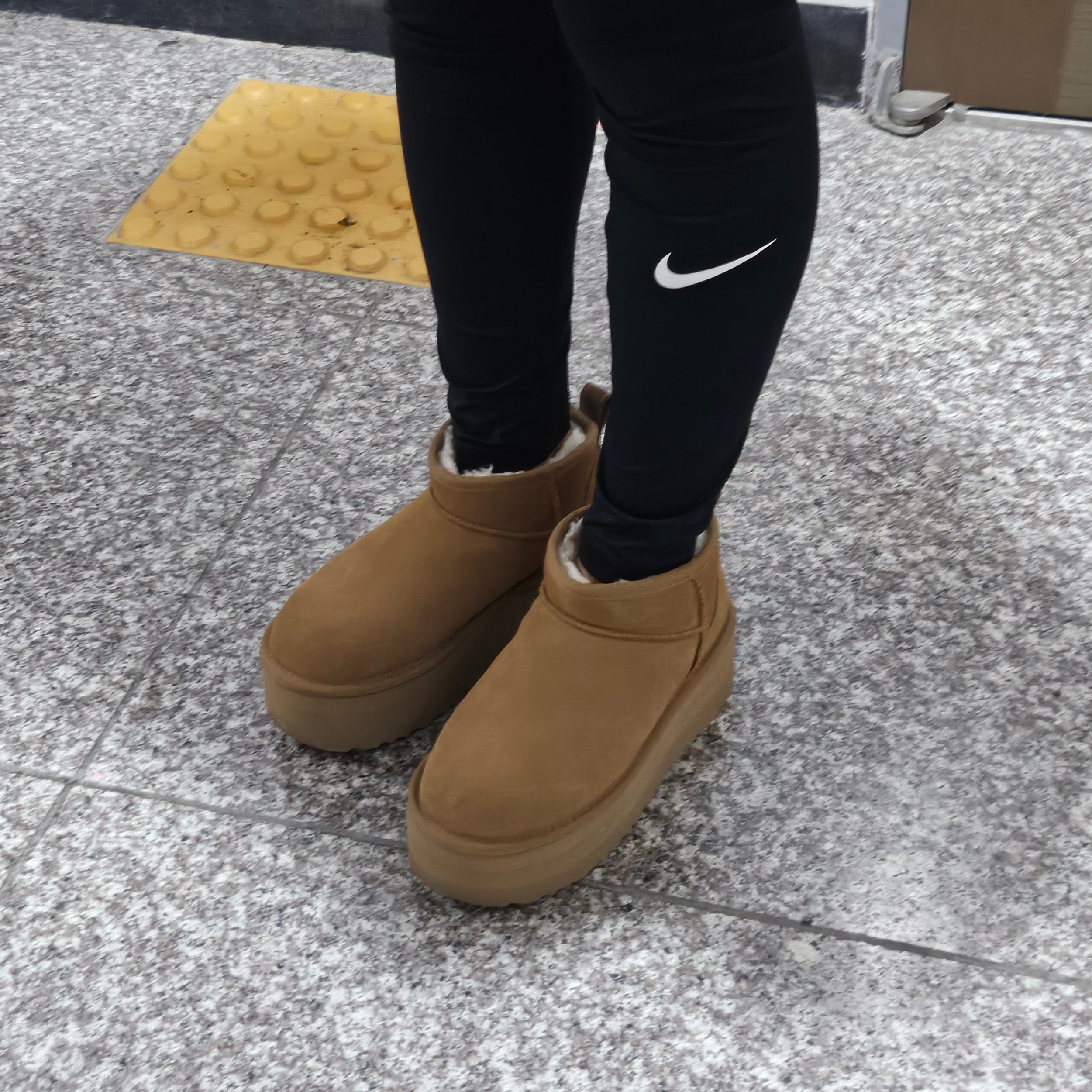 (W) UGG Classic Ultra Mini Platform Boots Chestnut 착용 스타일