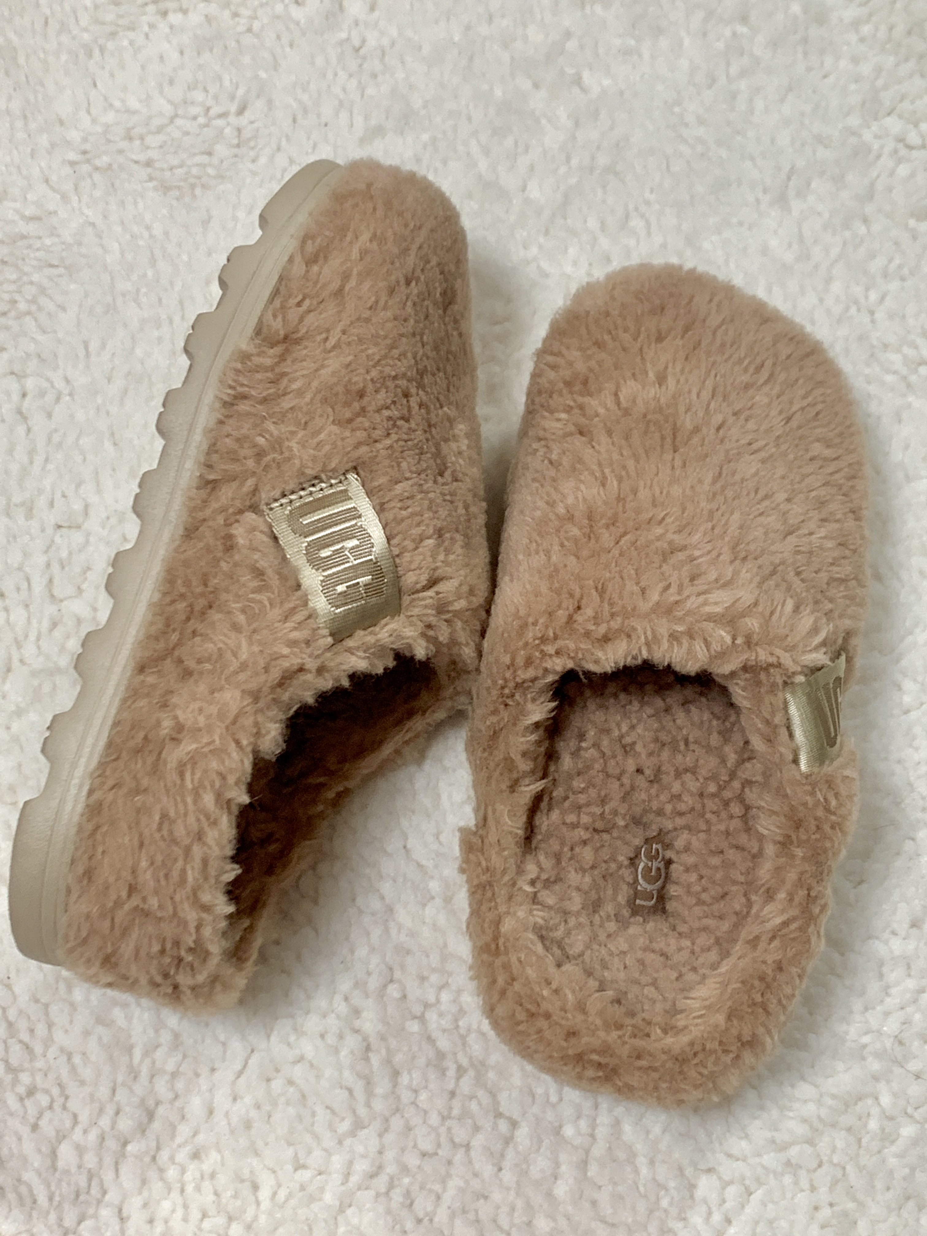 UGG Fluff Off Slide Chestnut 착용 스타일 - 4