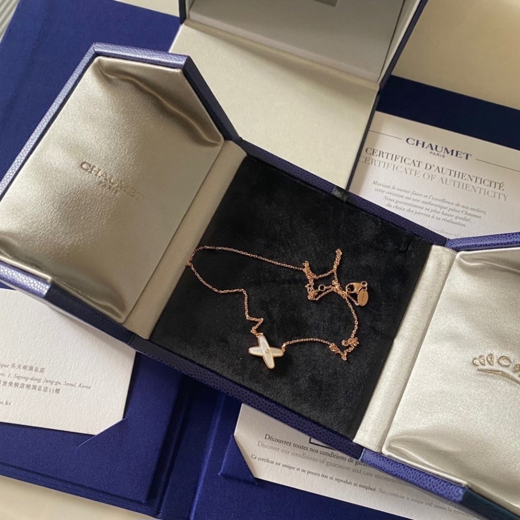 Chaumet Jeux De Liens Pendant Rose Gold Mother of Pearl Diamond 착용 스타일