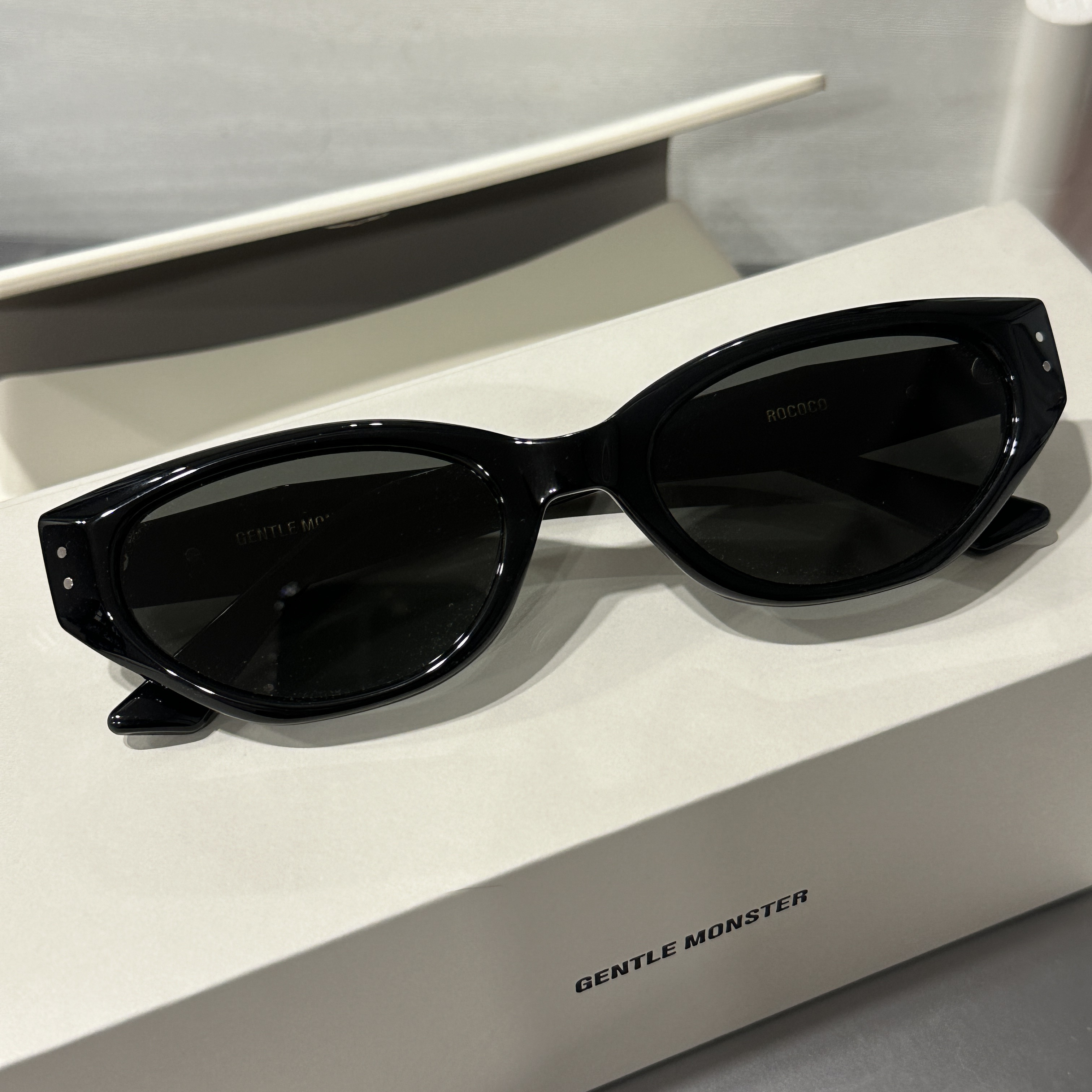 Gentle Monster Rococo 01 Black 착용 스타일 - 1