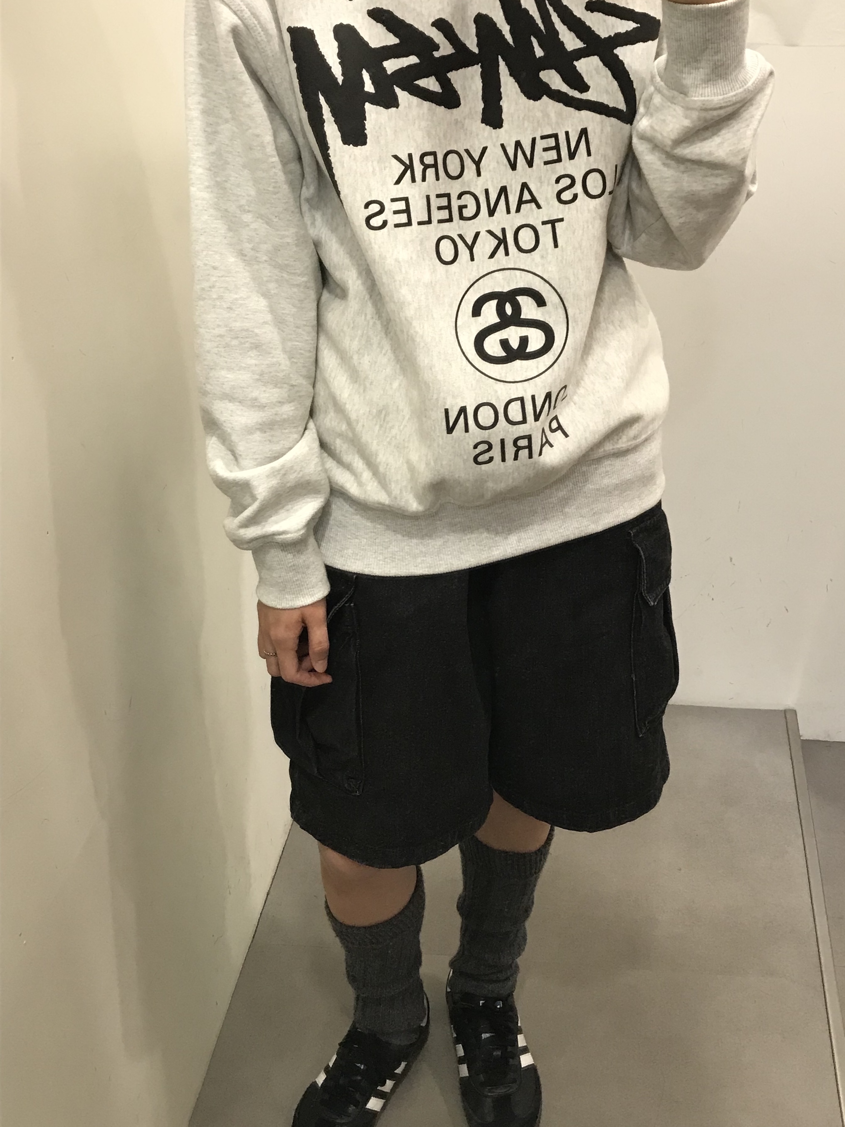 Stussy World Tour Crew Ash Heather 2023, Adidas Samba OG Black White Gum 착용 스타일 - 1