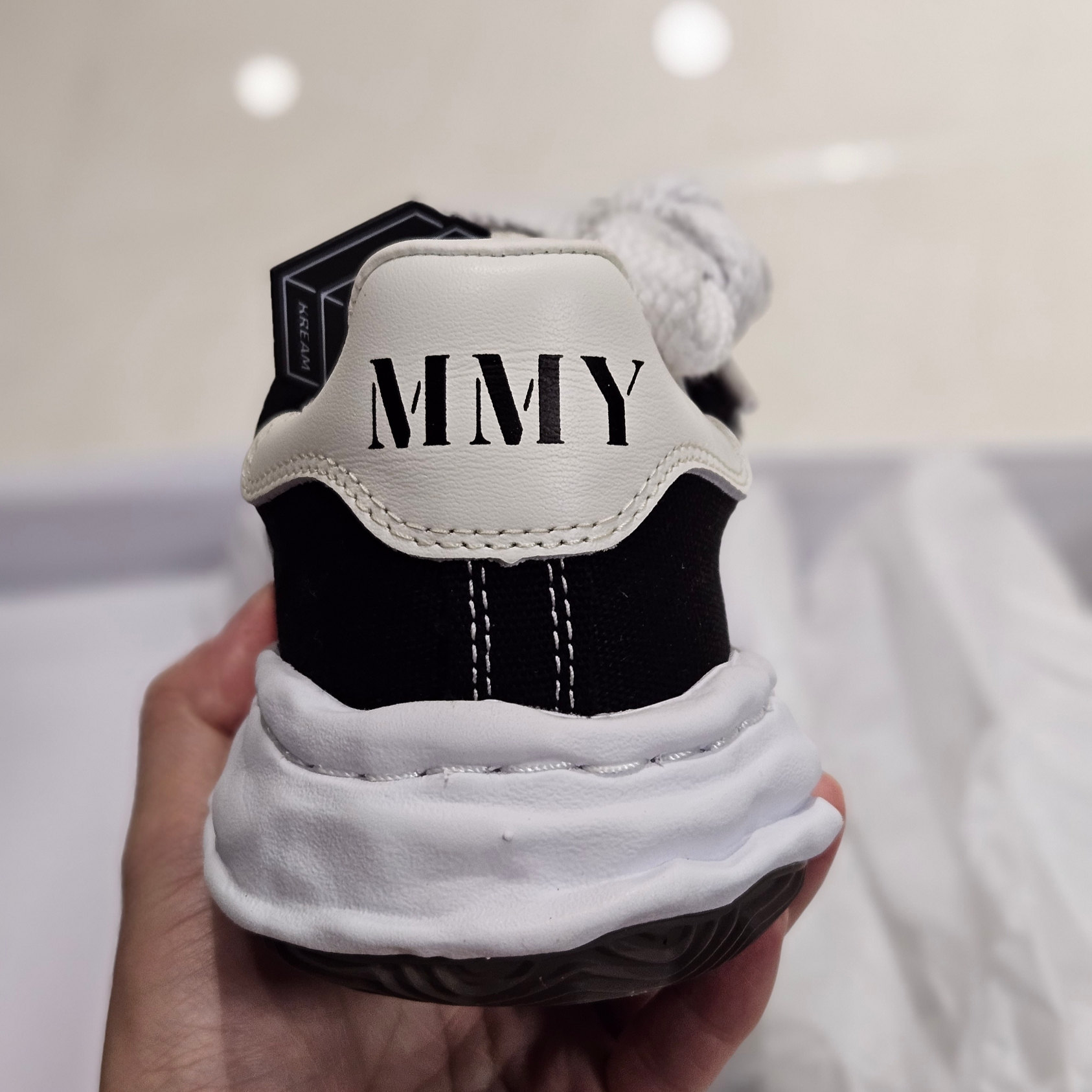 Maison Mihara Yasuhiro Blakey OG Sole Canvas Low-top Sneakers Black White 착용 스타일 - 2