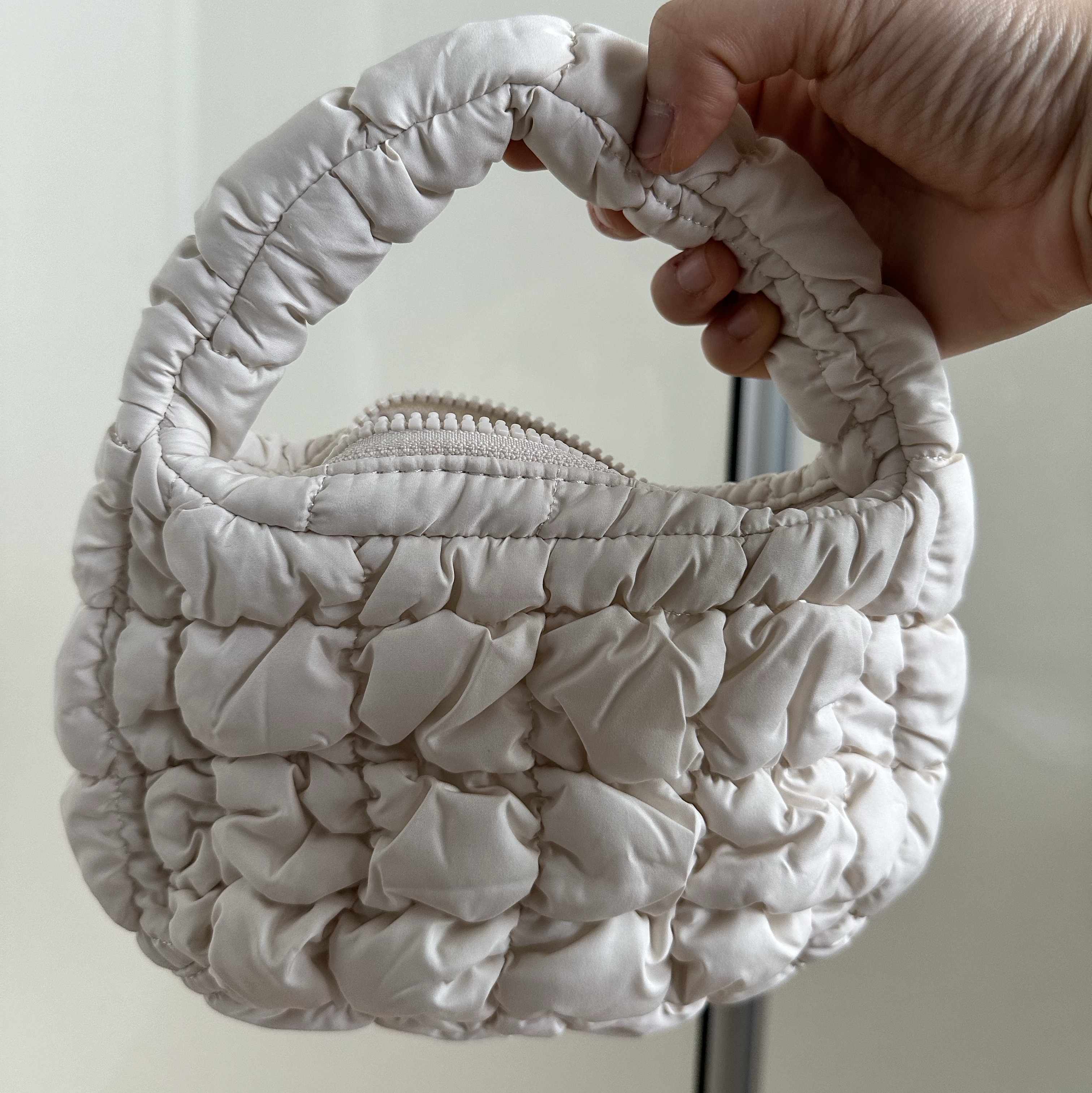 COS Quilted Micro Bag Off White 착용 스타일