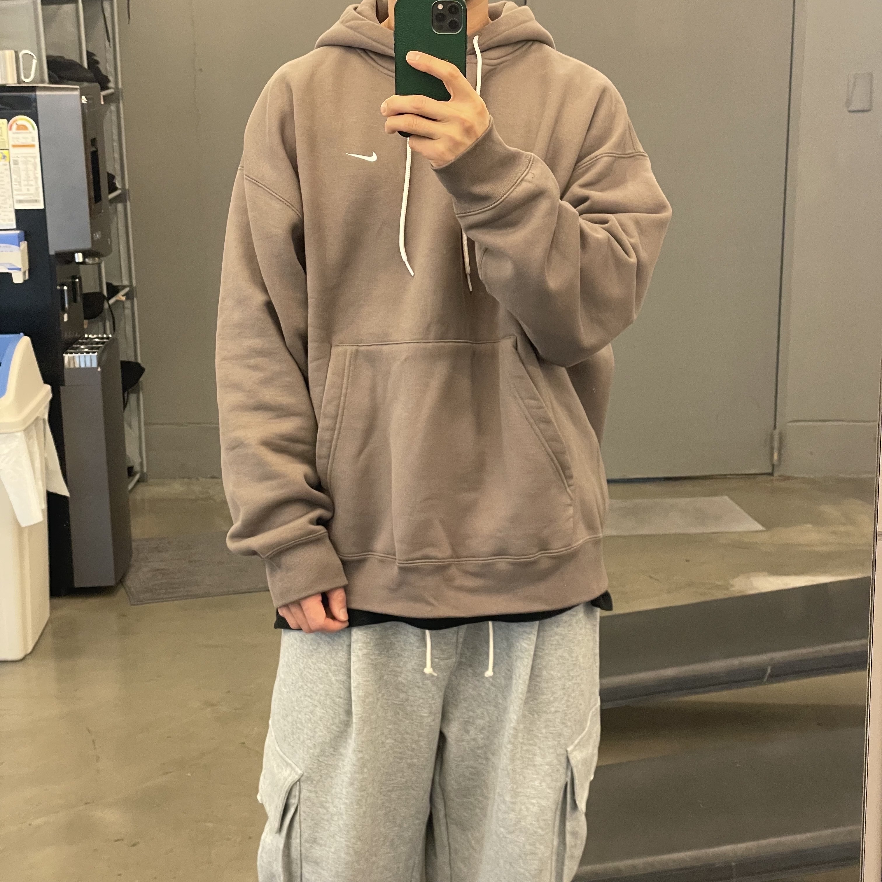 Nike M NRG Hoodie Olive Grey 착용 스타일 - 1