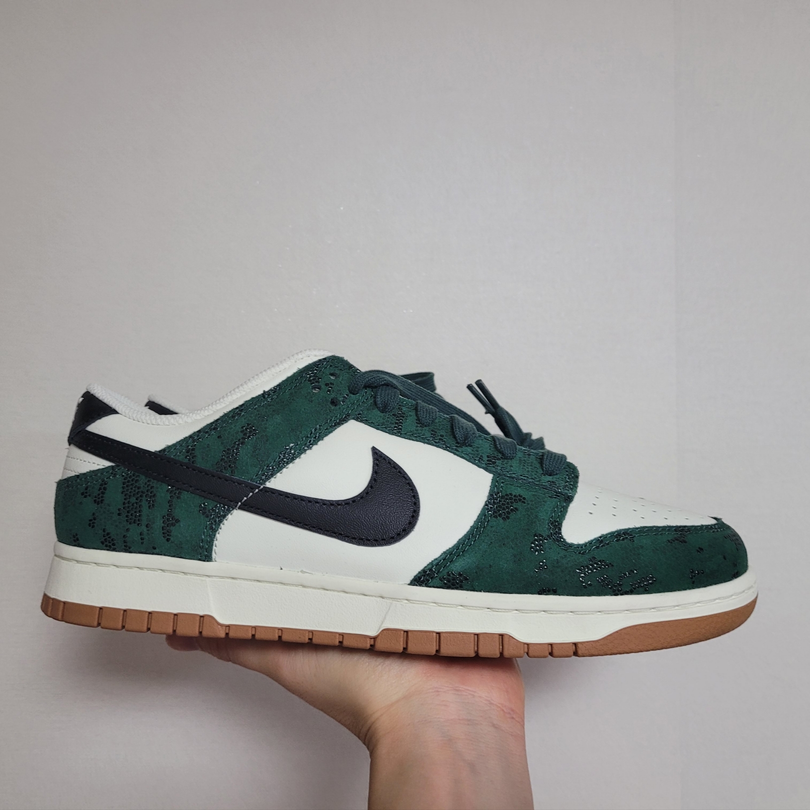 (W) Nike Dunk Low Pro Green Black 착용 스타일 - 1