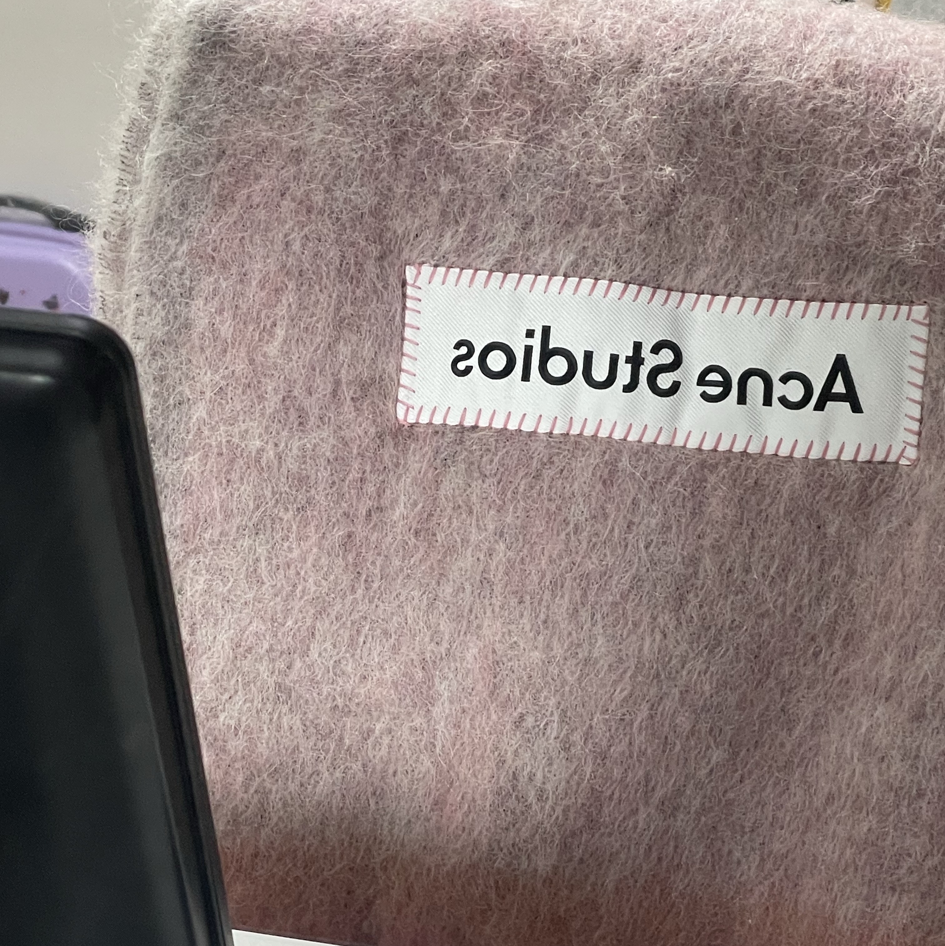 Acne Studios Mohair Wool Fringe Muffler Dusty Pink 착용 스타일 - 1