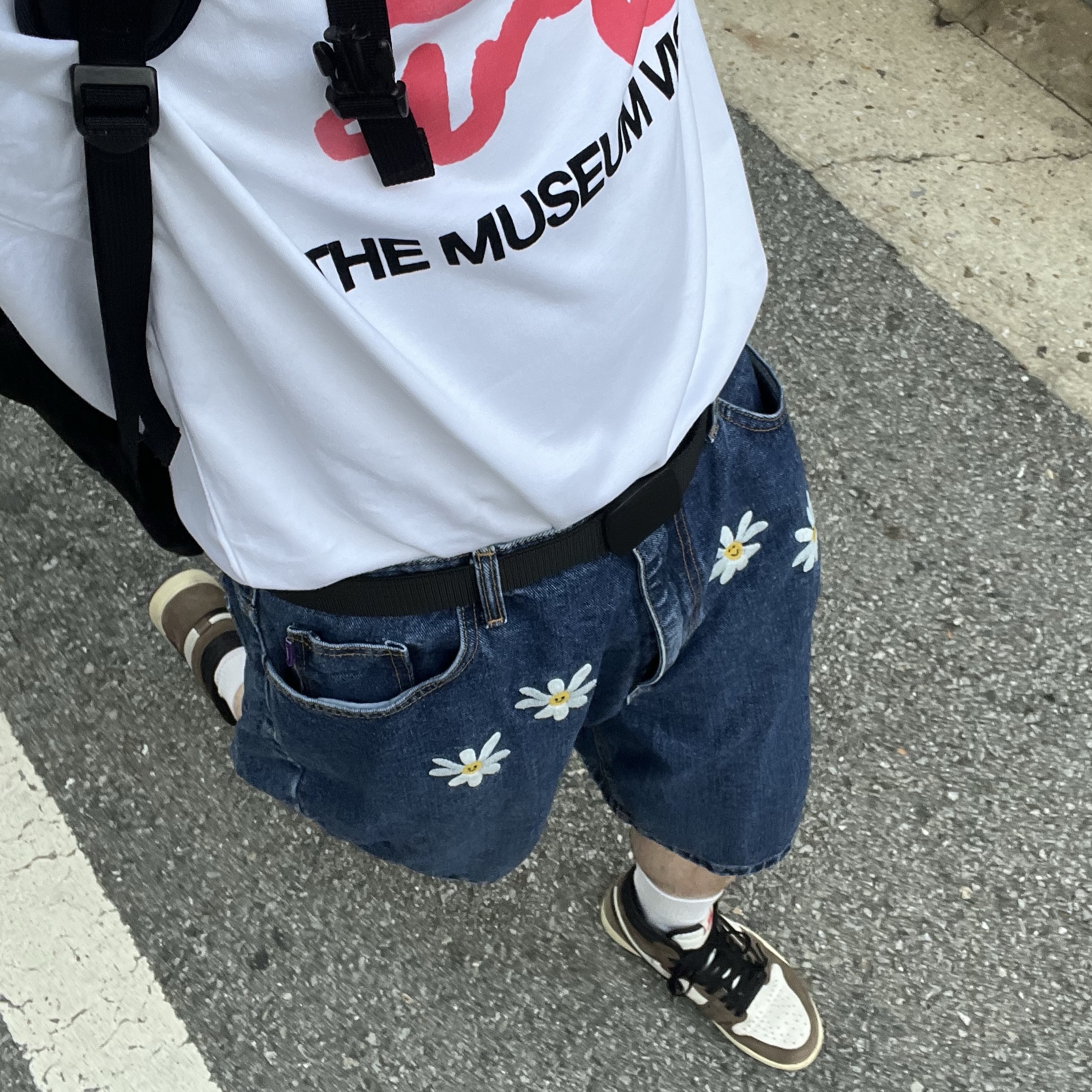 The Museum Visitor Rabbit Printed T-Shirt White - 23PS, Jordan 1 x Travis Scott Retro High OG SP Mocha 착용 스타일 - 3