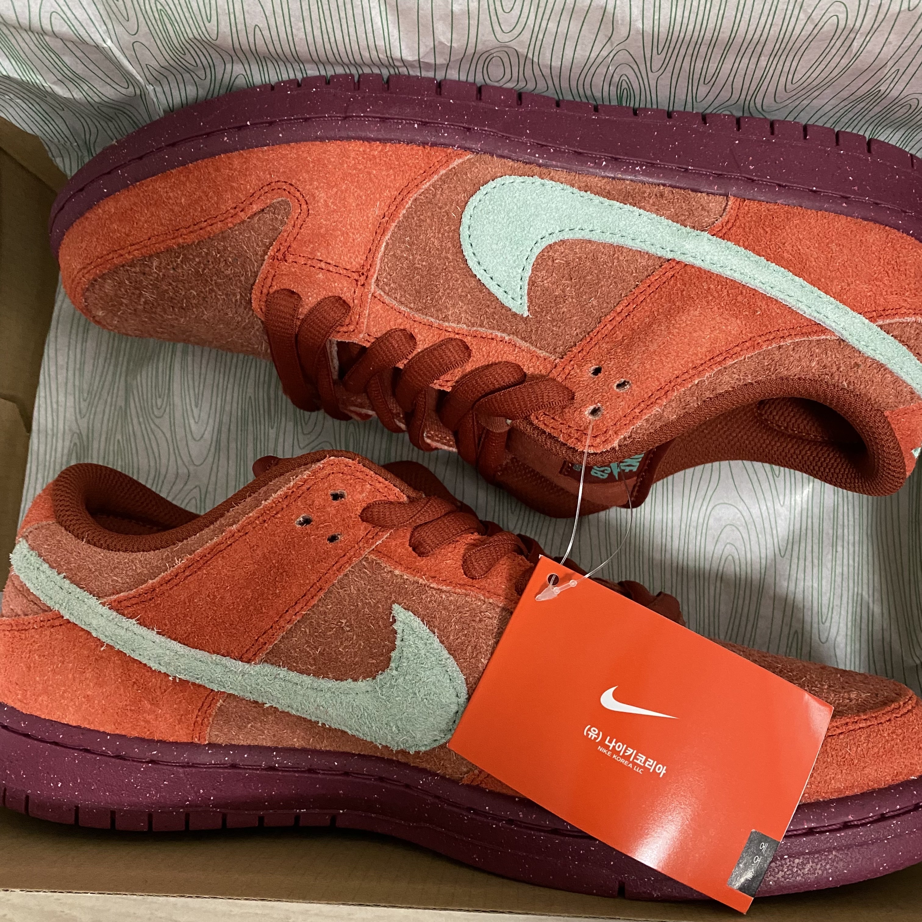 Nike SB Dunk Low Pro Premium Mystic Red and Rosewood 착용 스타일