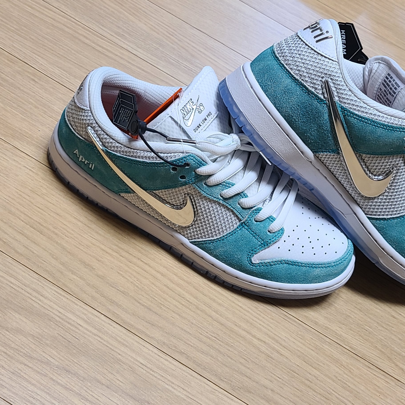 Nike x April Skateboards SB Dunk Low Pro QS Racer Blue Metallic Silver 착용 스타일