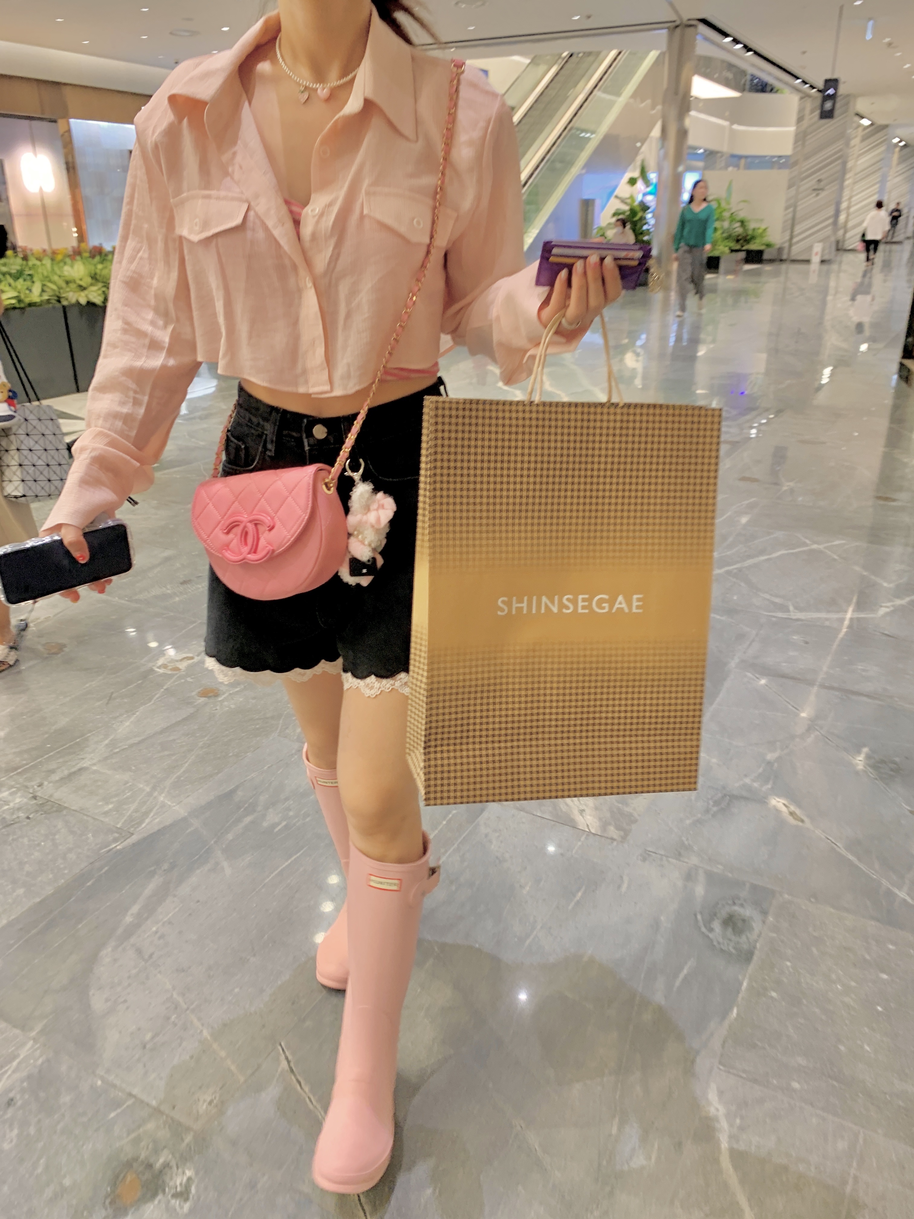 (W) Hunter Original Tall Wellington Boots Faded Rose, Celine Teen Classic Panier in Palm Leaves Calfskin Tan 착용 스타일 - 2