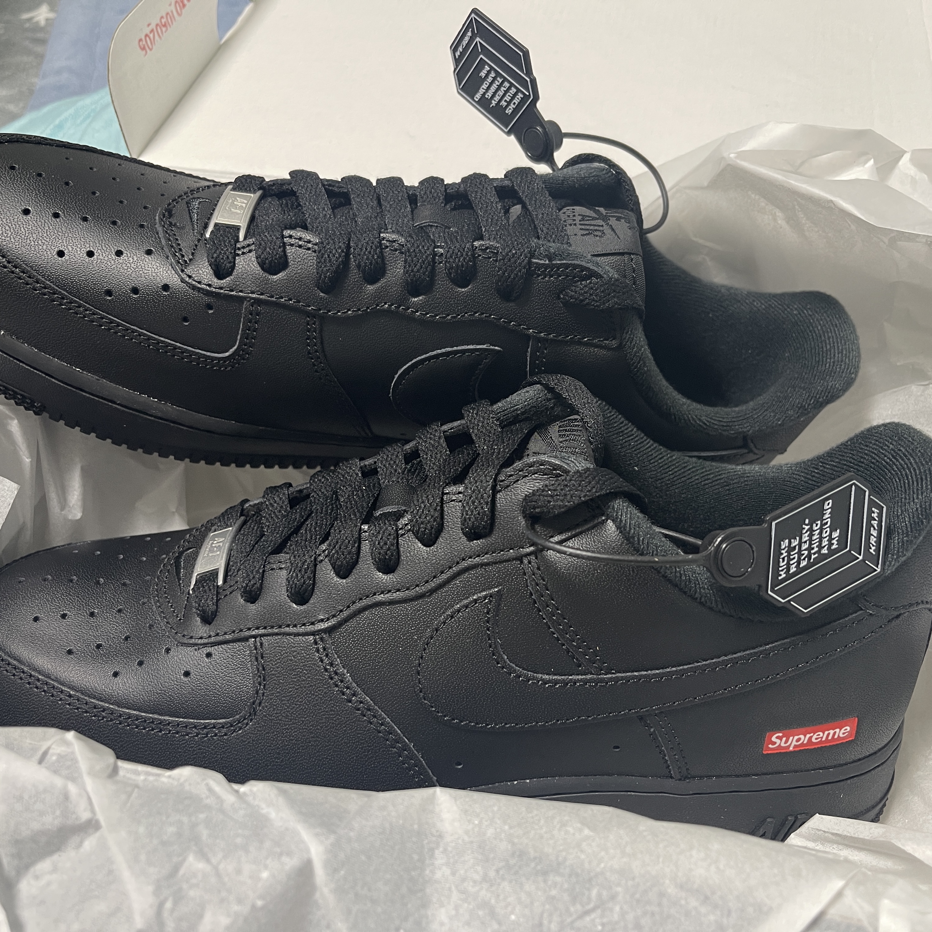 Nike x Supreme Air Force 1 Low Black 착용 스타일 - 1