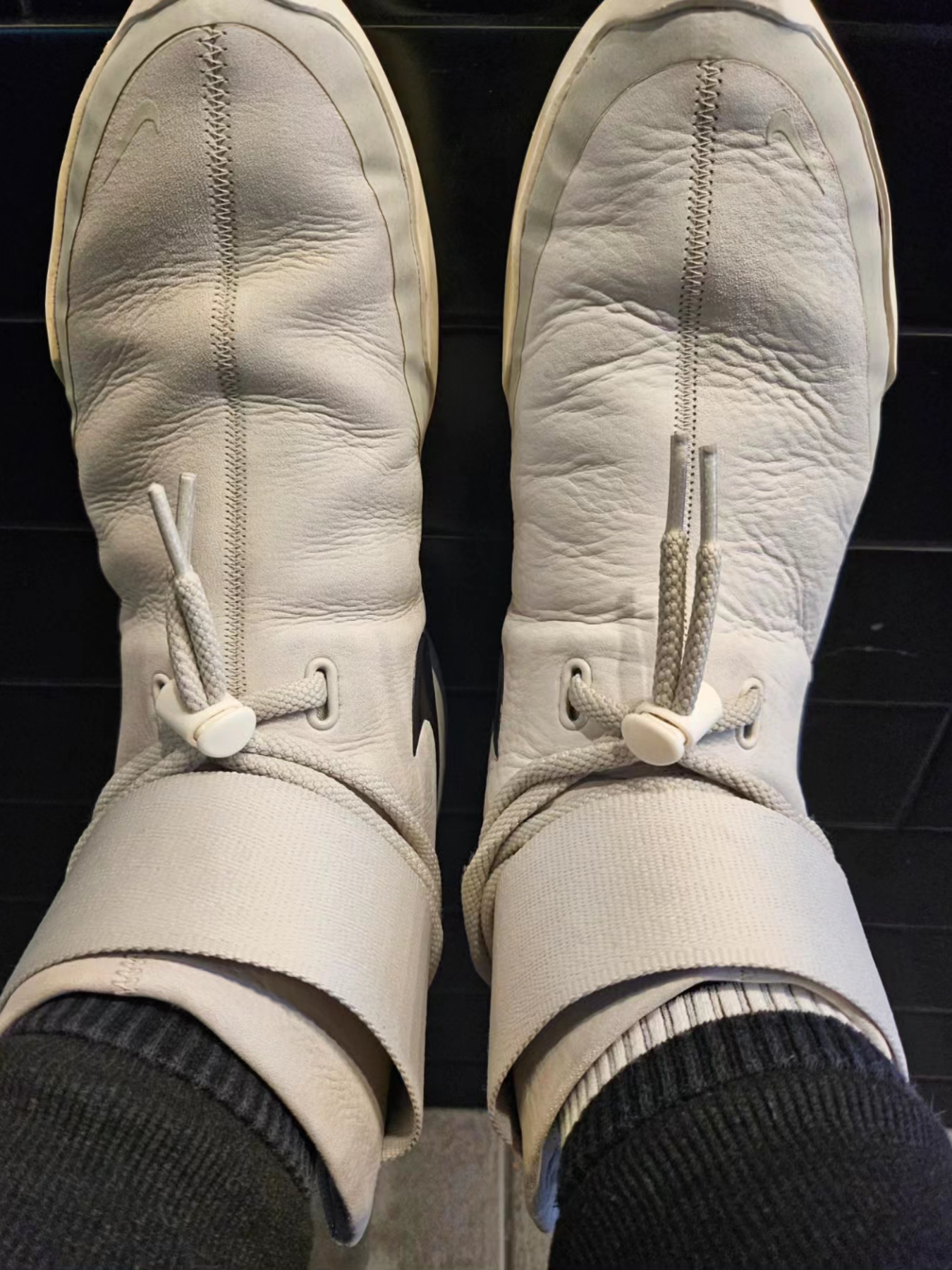 Nike x Fear of God Air Fear of God SA Light Bone 착용 스타일 - 2