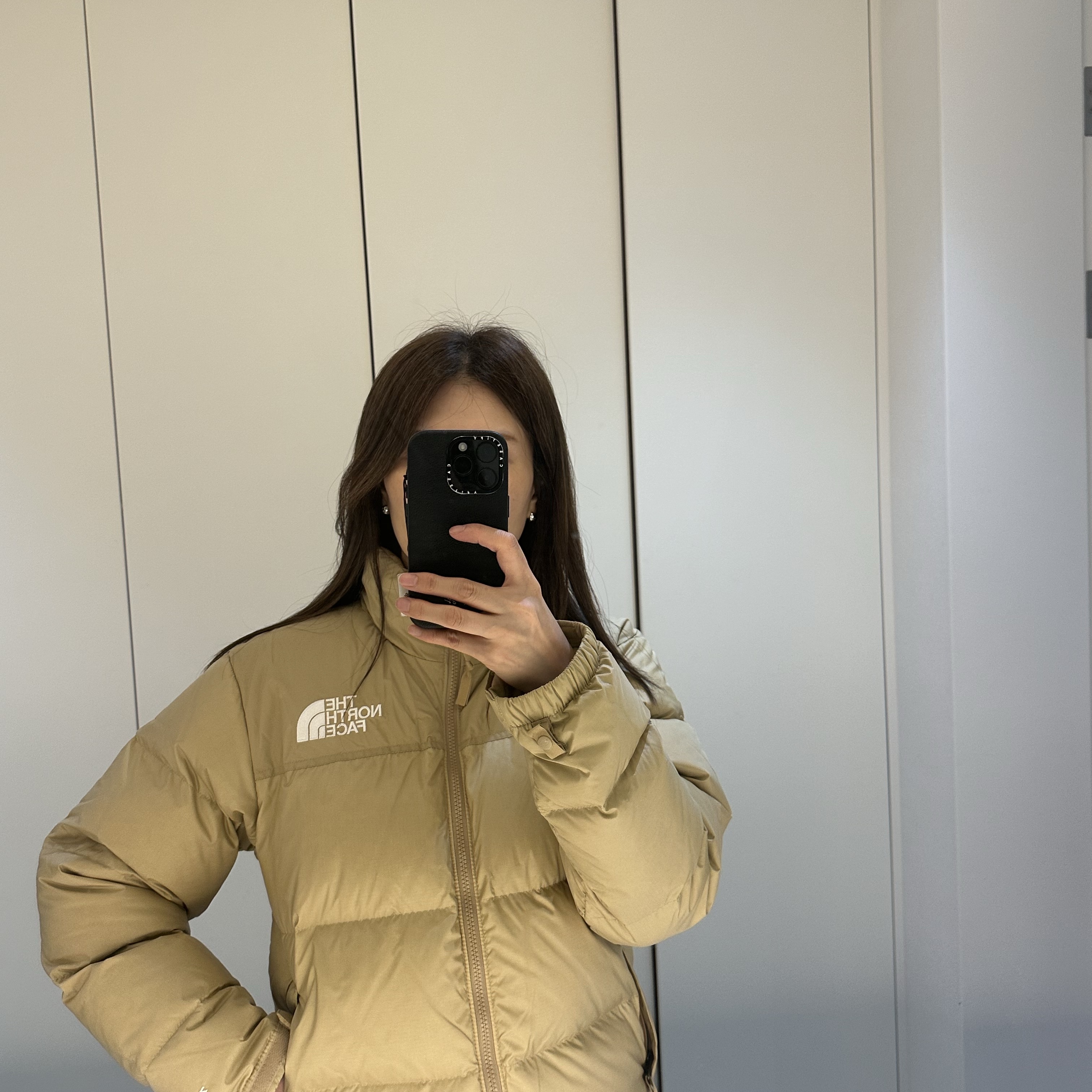 (W) The North Face 1996 Retro Nuptse Jacket Khaki Stone 착용 스타일 - 2