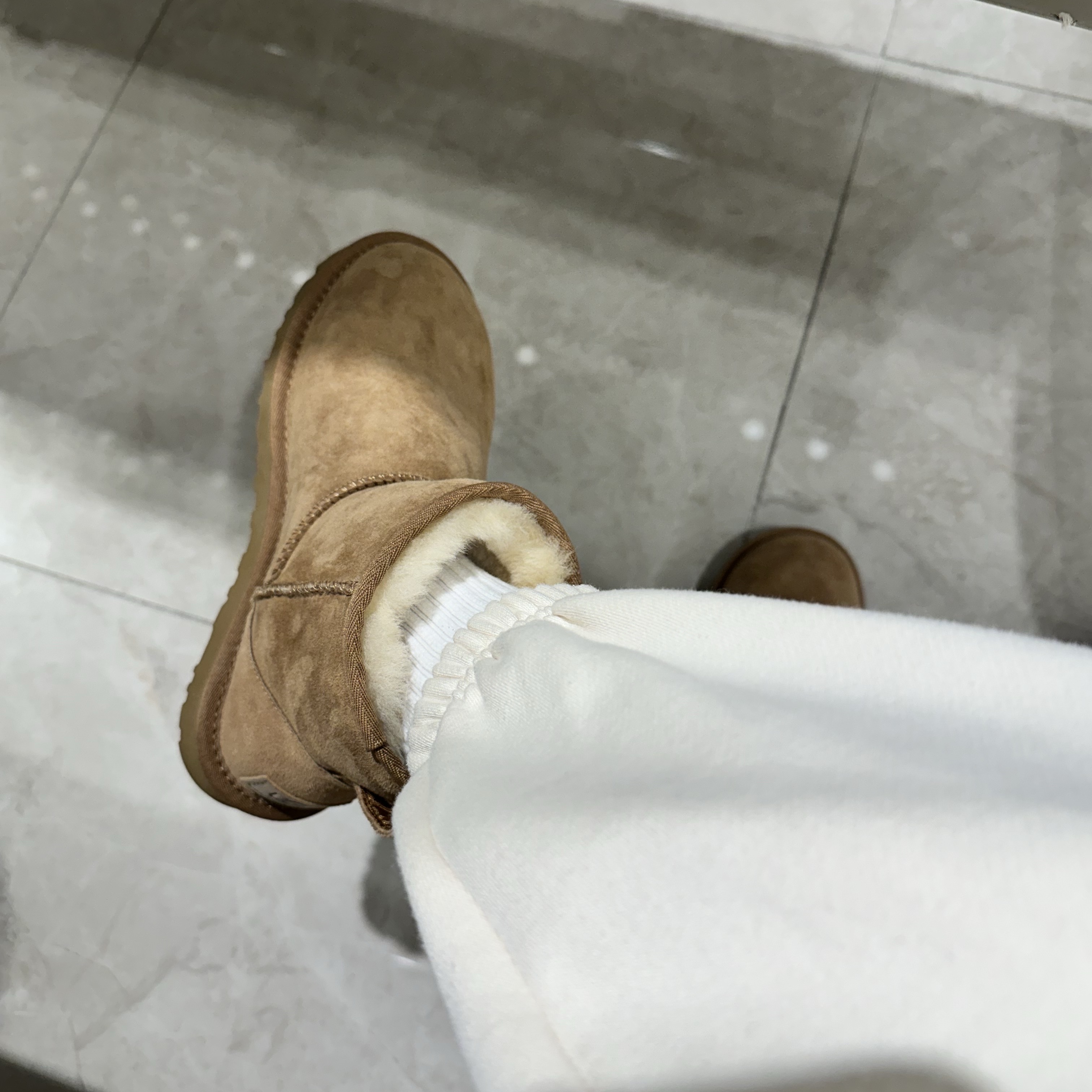 (W) UGG Classic Mini II Boots Chestnut 착용 스타일 - 1