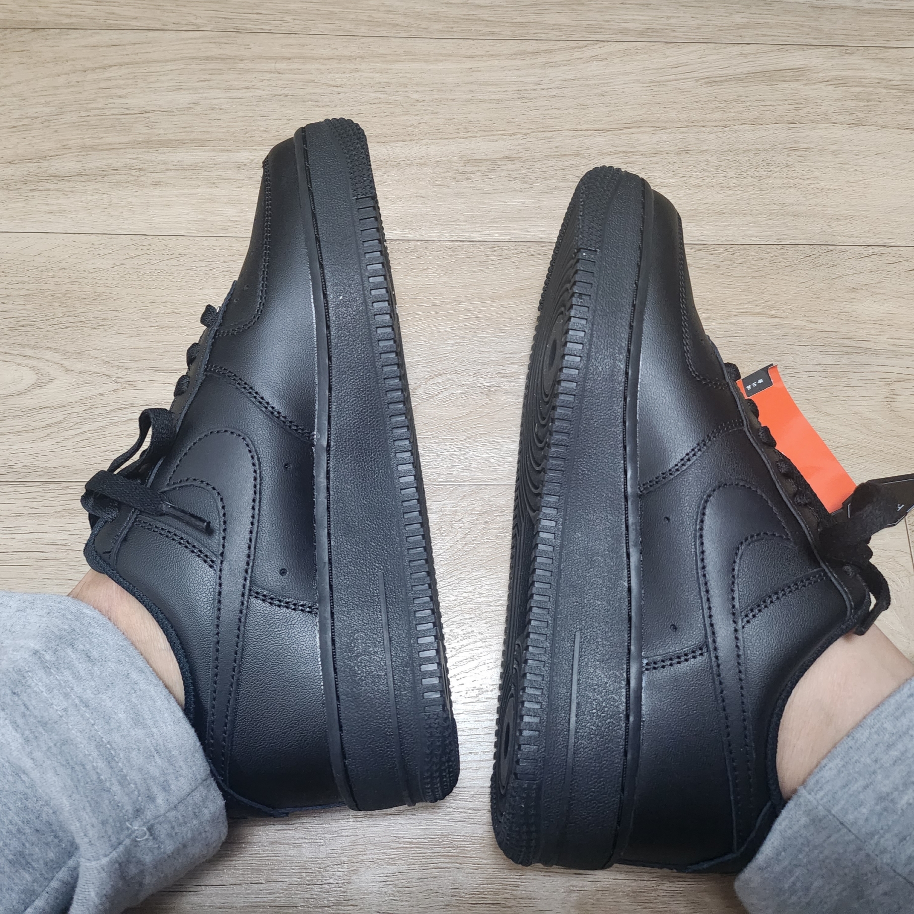 (W) Nike Air Force 1 '07 Low Triple Black 착용 스타일 - 1