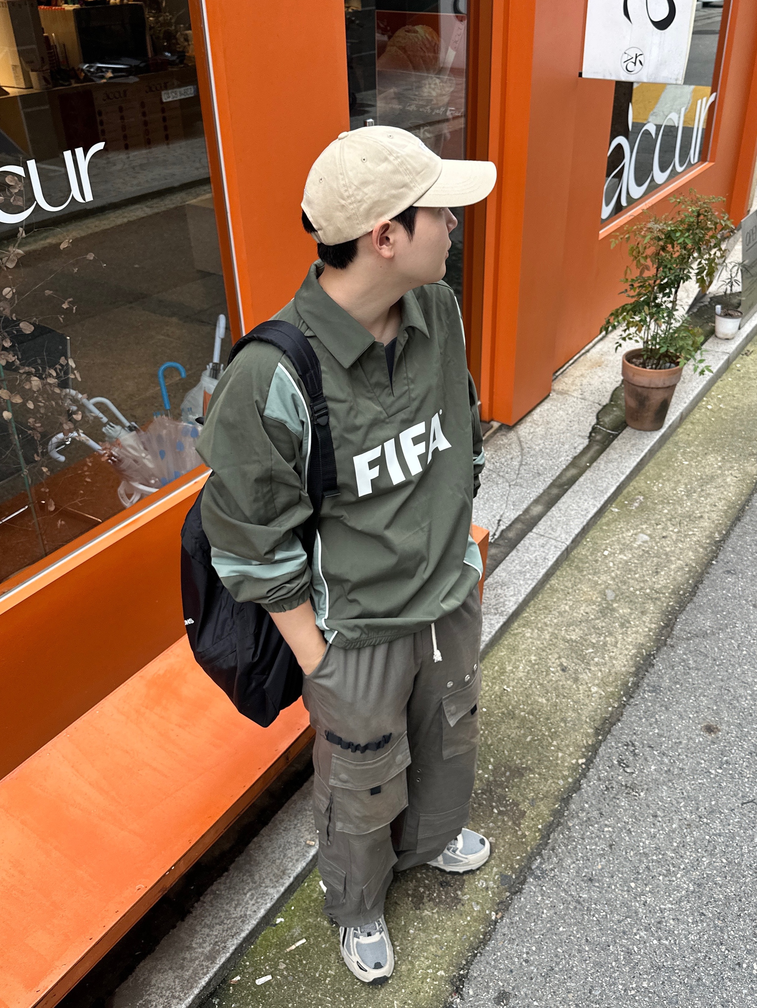 CDG Backpack Black, Asics Gel-Venture 6 Feather Grey Black 착용 스타일 - 3