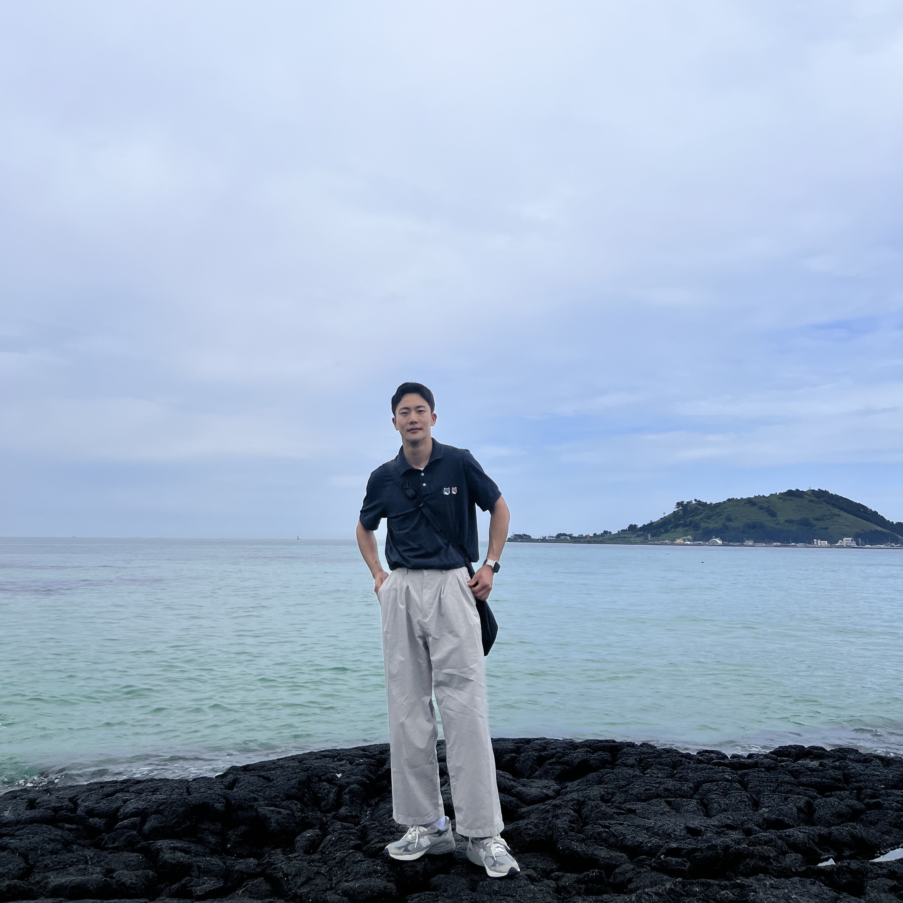 Maison Kitsune Double Fox Head Patch Polo Anthracite 착용 스타일 - 2